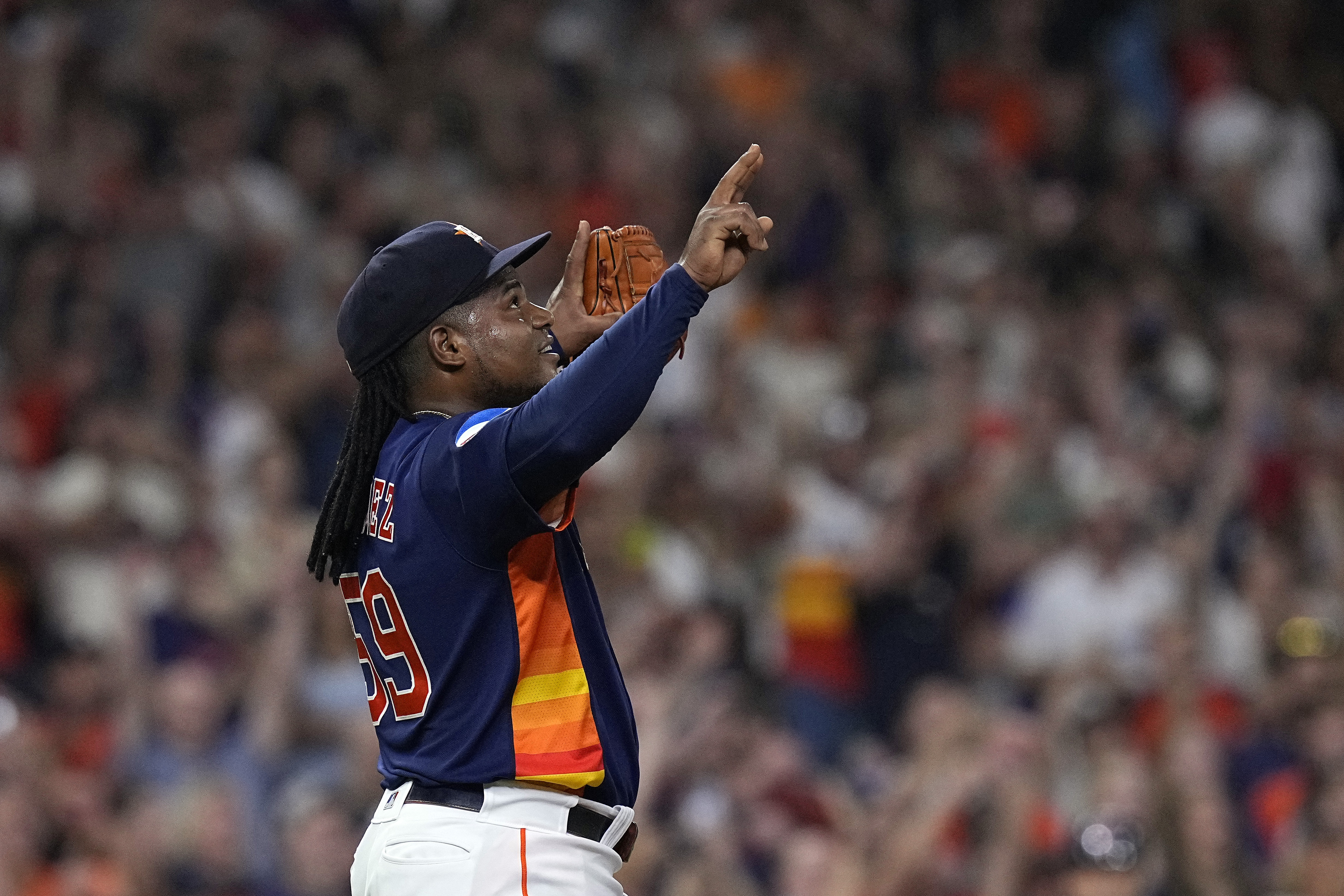 Valdez fans 10 as Astros beat Phillies 3-2 in finale