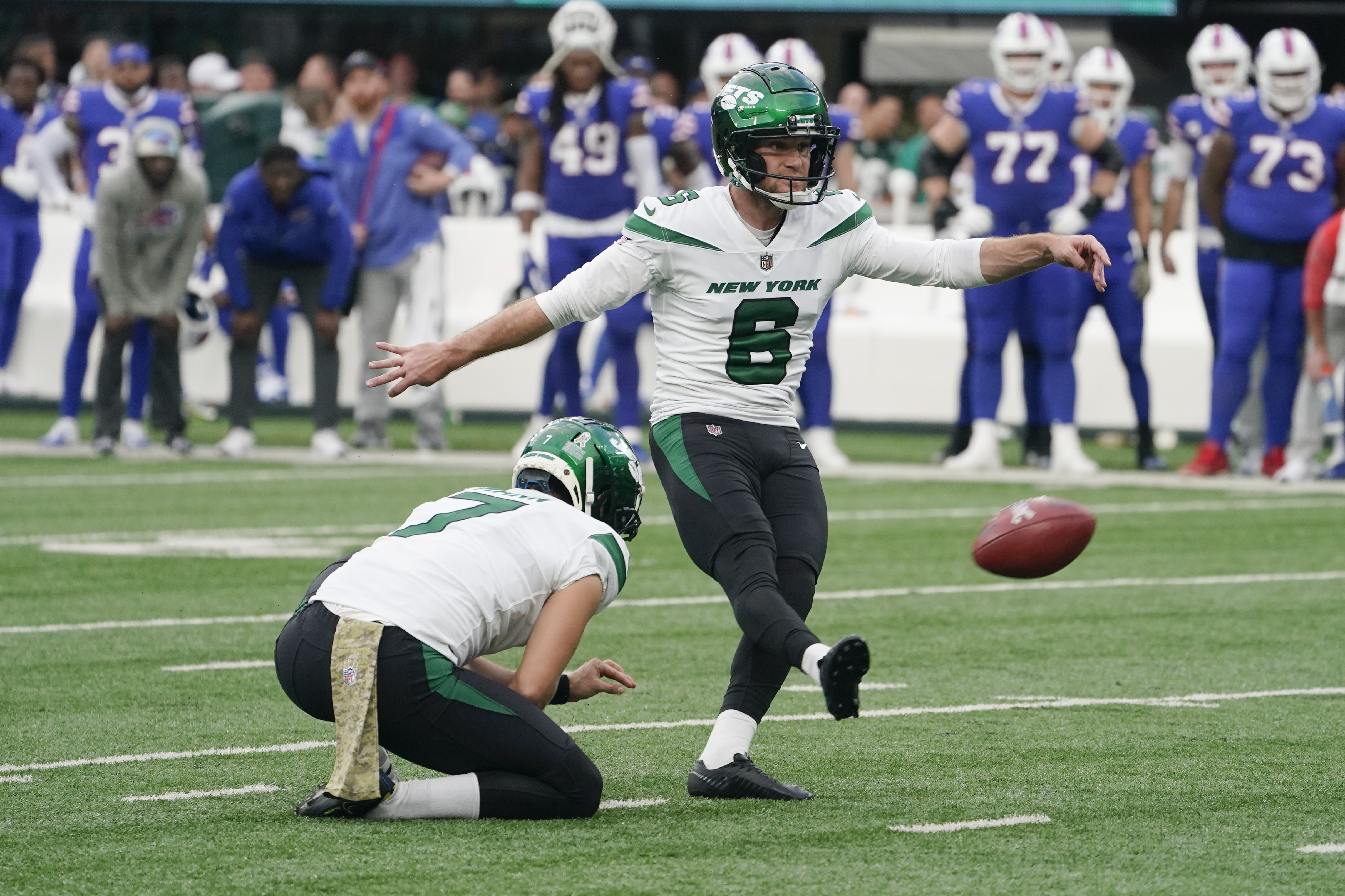 EAST RUTHERFORD, NJ - NOVEMBER 06: New York Jets quarterback Zach Wilson  (2) runs during the National Football League game between the New York Jets  and Buffalo Bills on November 6, 2022