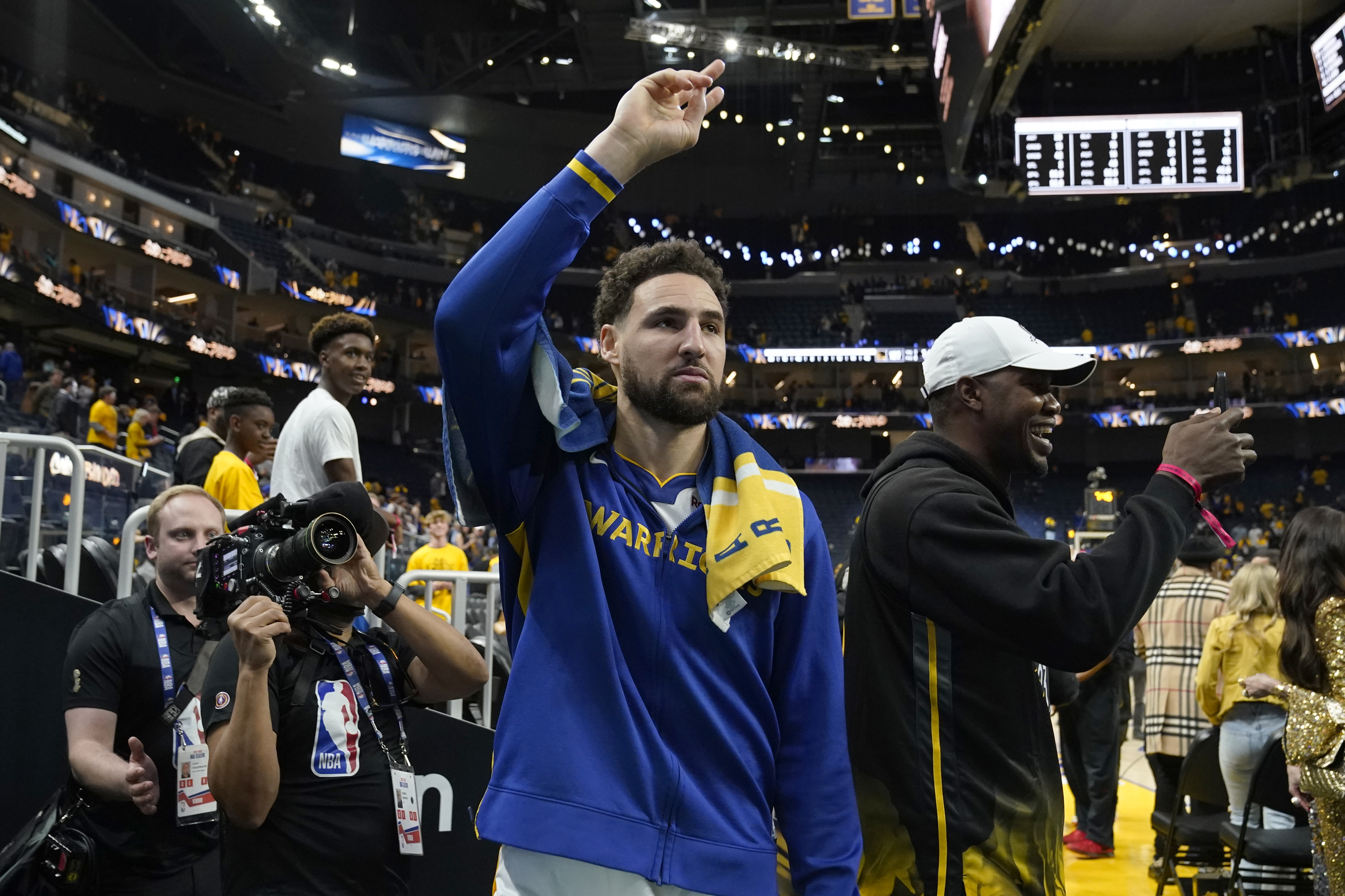 Thompson scores 30, Warriors adjust to beat Lakers 127-100