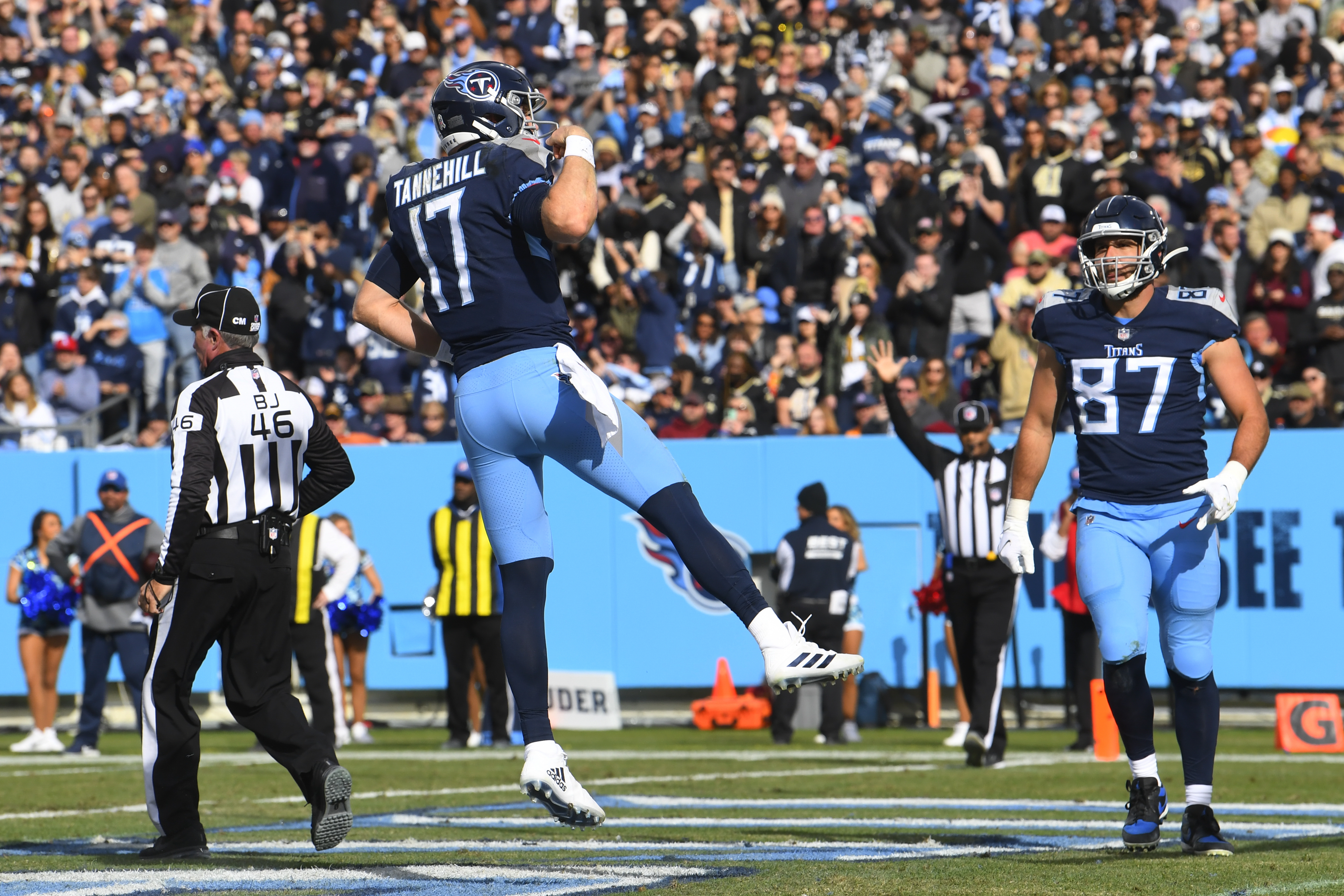 Titans' NFL-best winning streak now 7, edge Saints 23-21