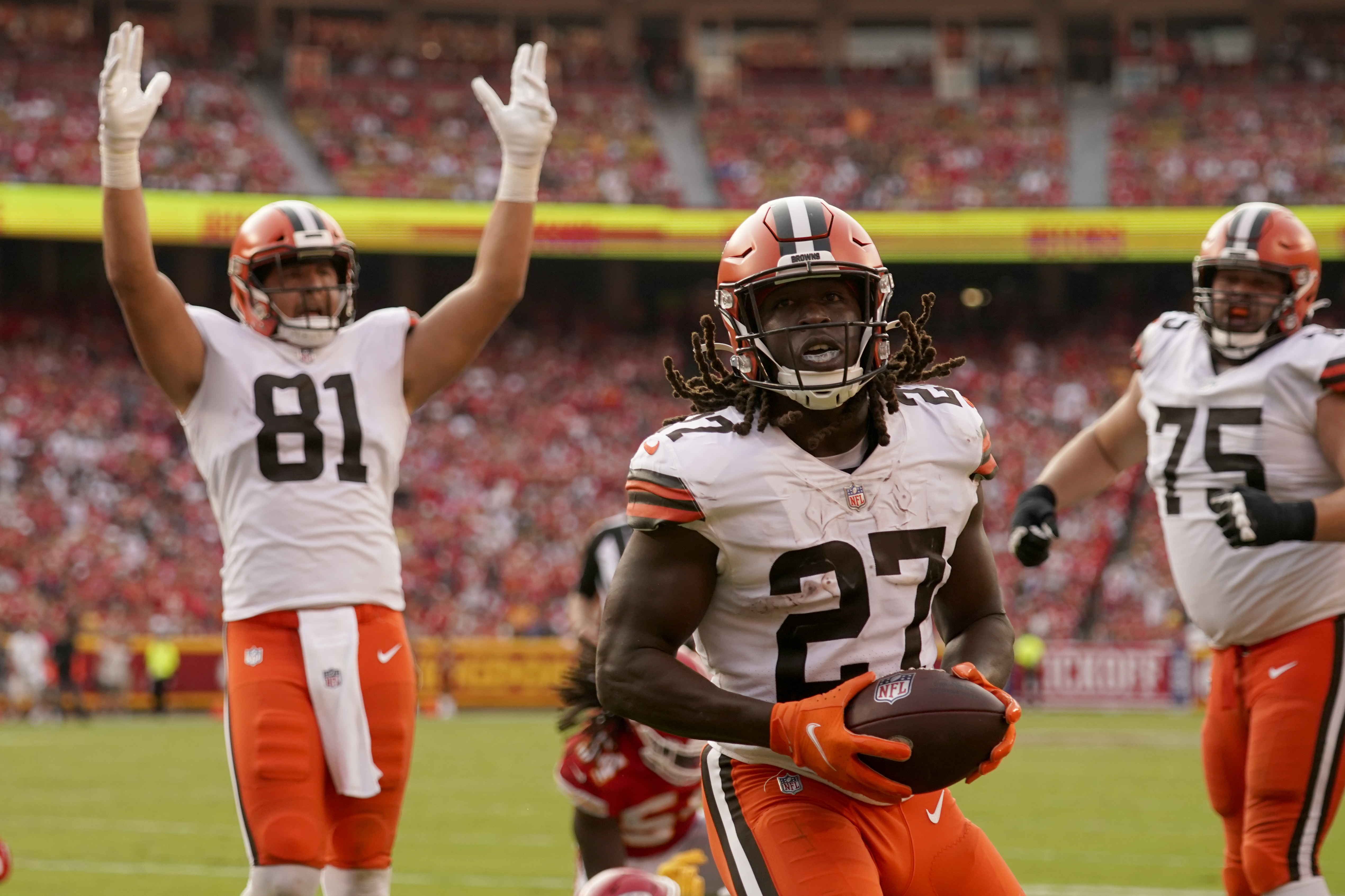 Browns' Ronnie Harrison Jr. ejected after shoving Chiefs coach on sideline