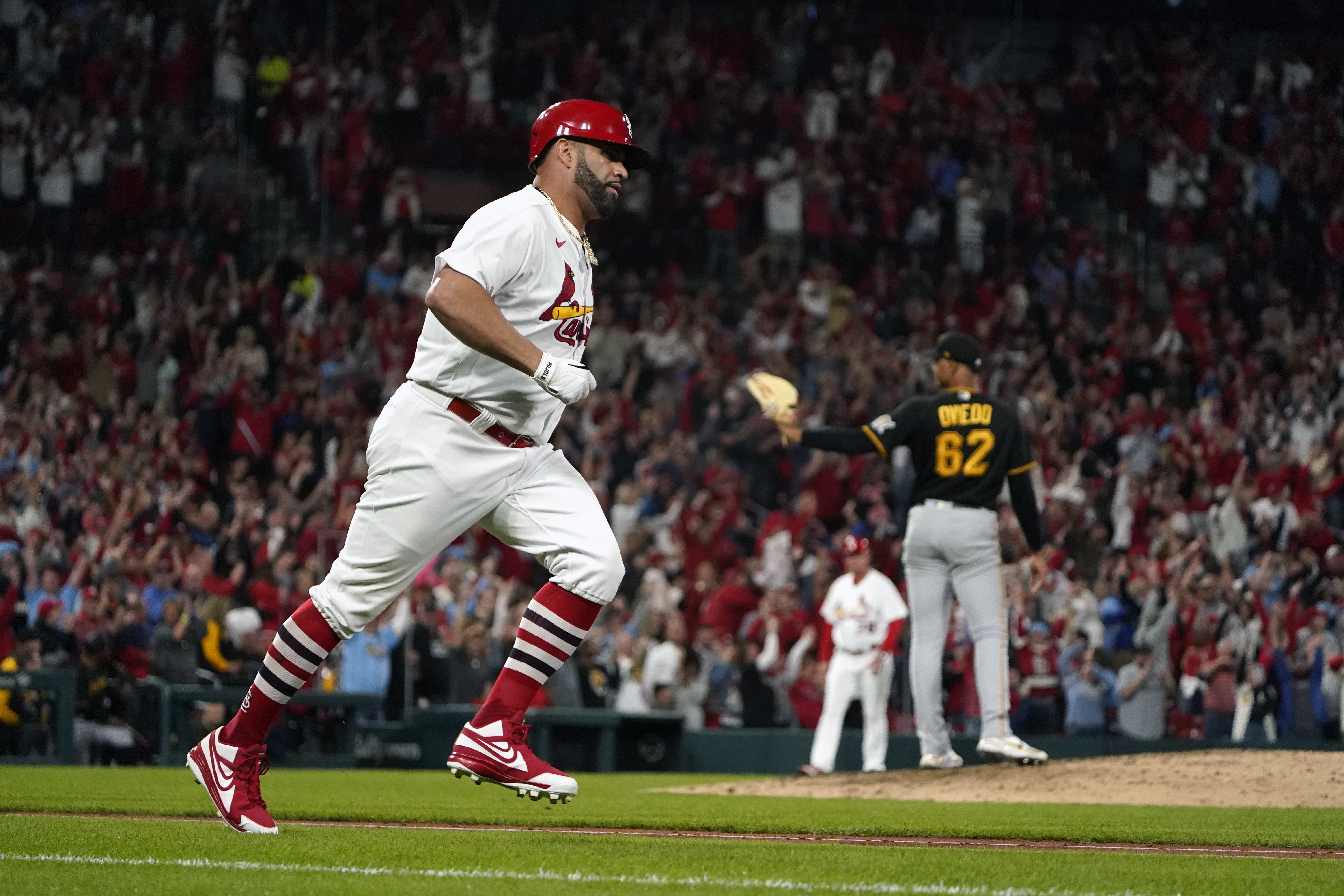 Albert Pujols hits 701st career home run