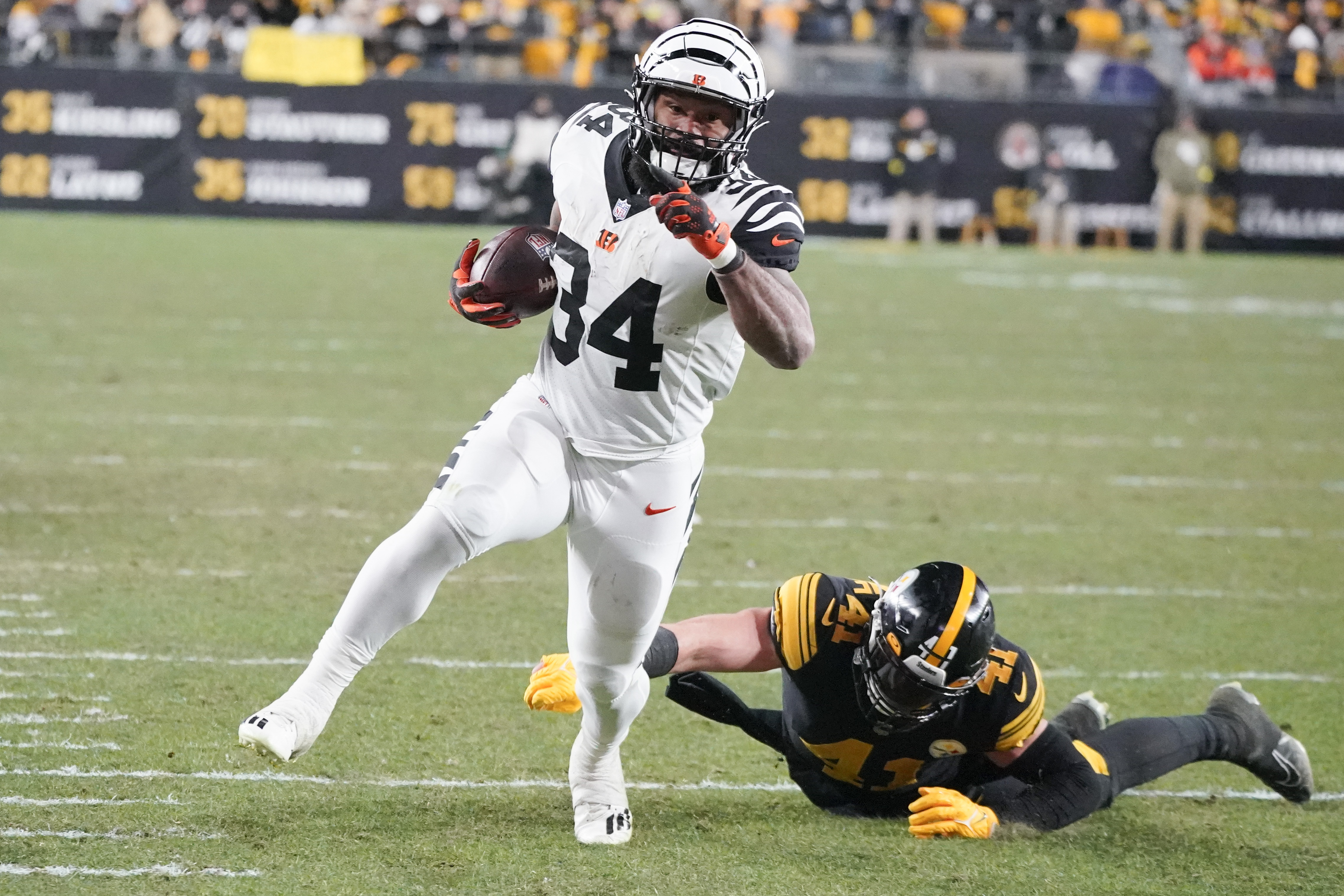 Burrow, Higgins, Perine Carve Up Steelers for 37-30 Bengals Win