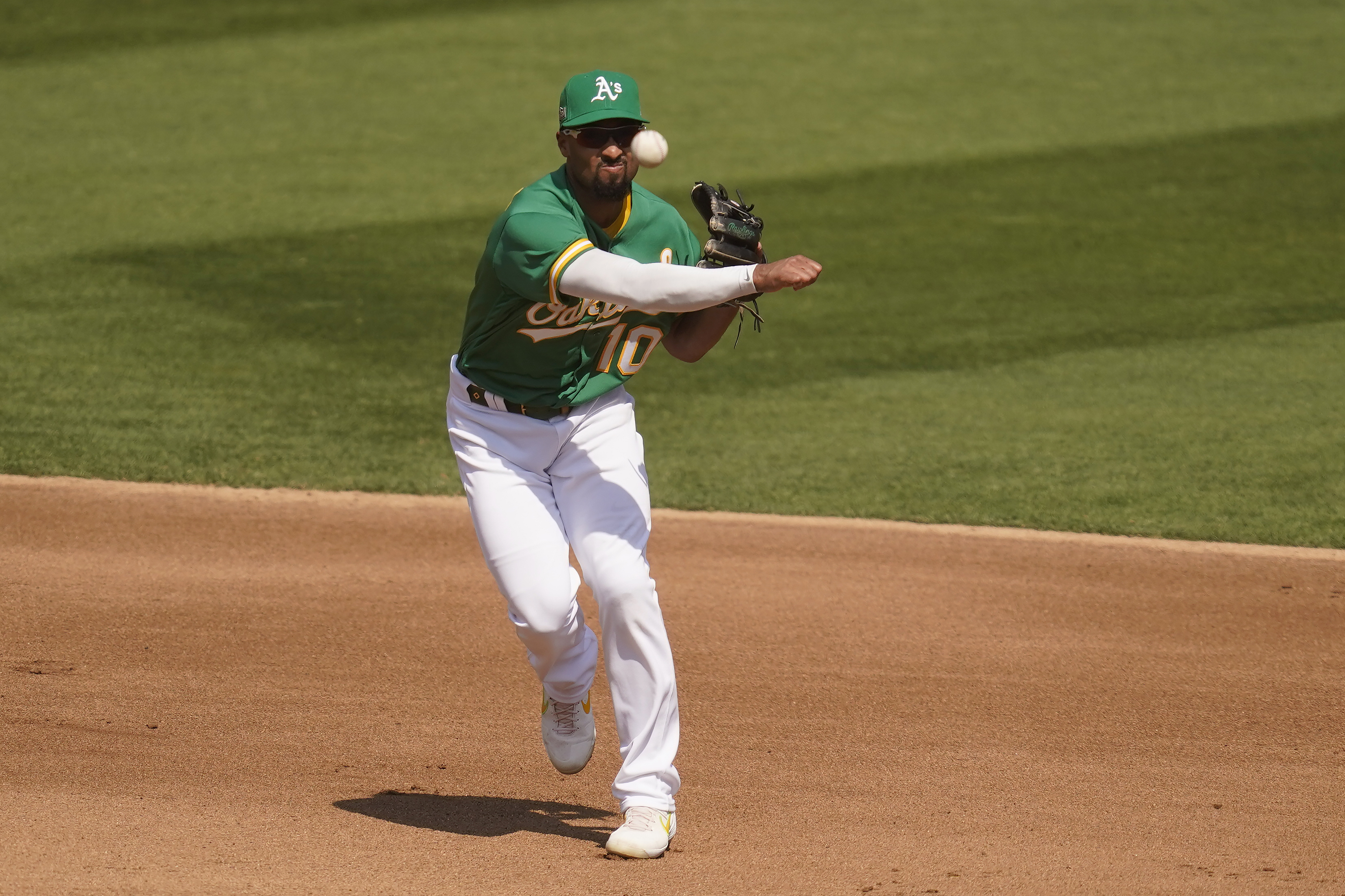 A's hold off Abreu, White Sox 5-3, force series to Game 3
