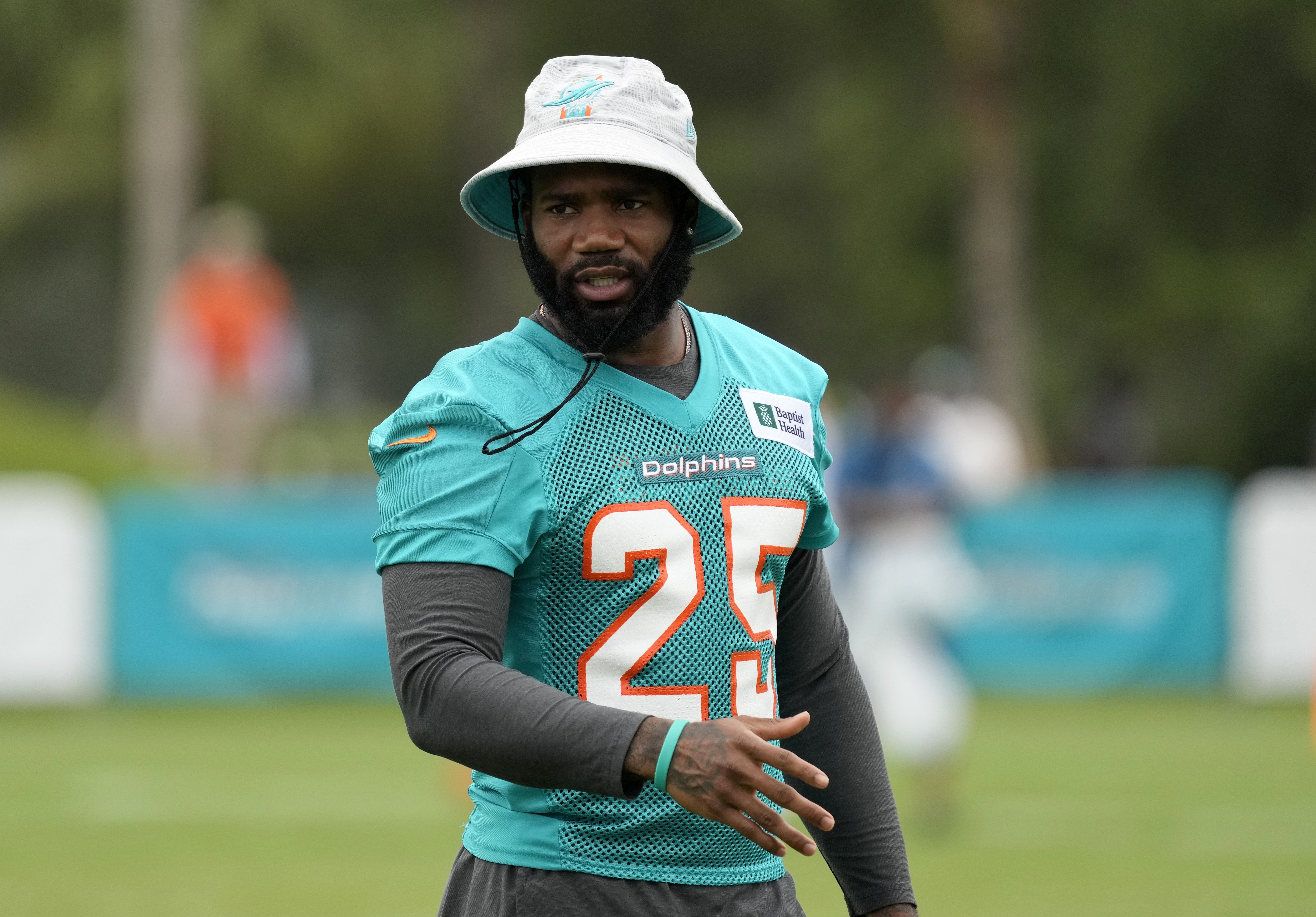 Xavien Howard, Dolphins come to terms on restructured contract