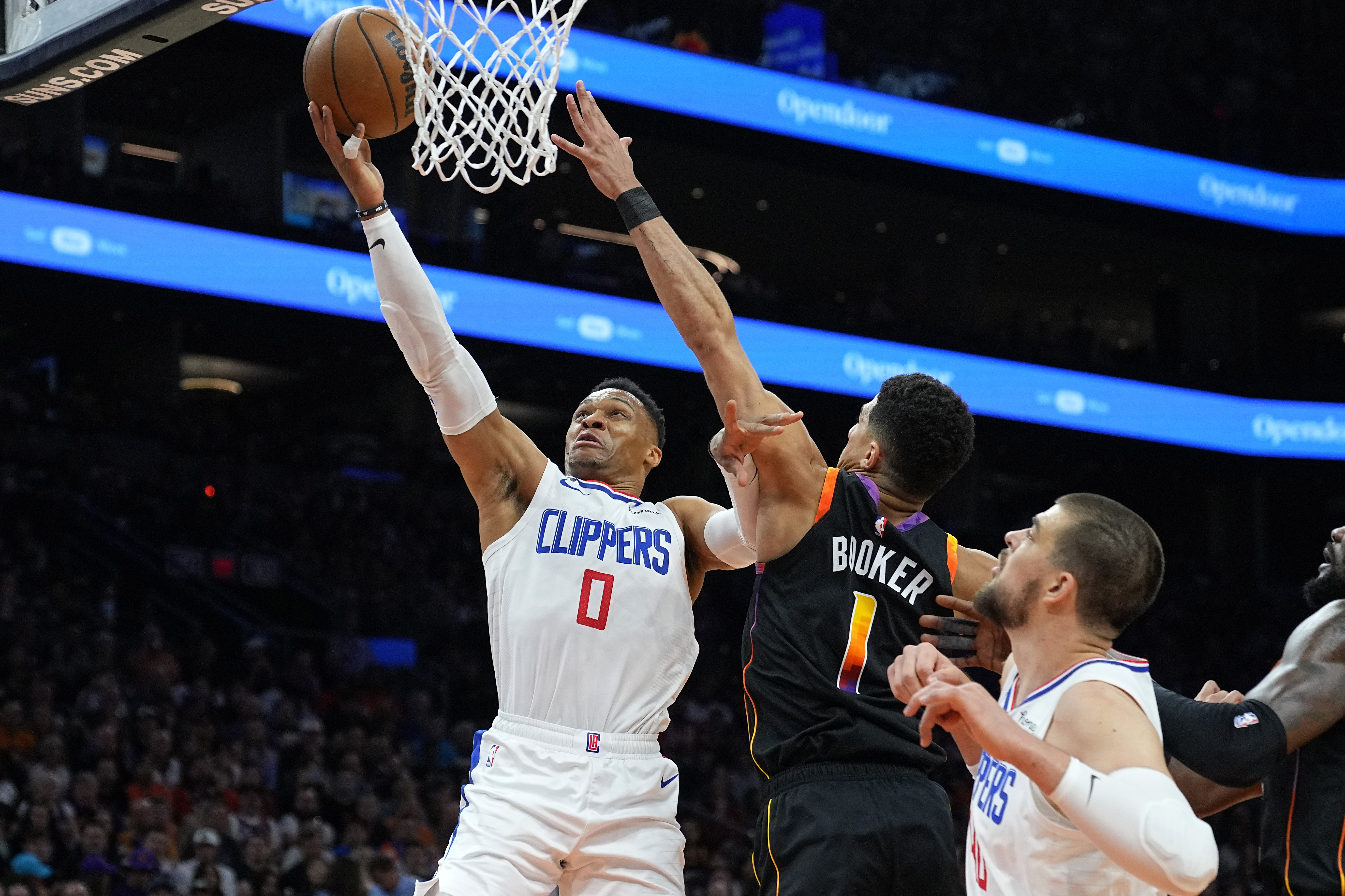 Leonard scores 38 to lead Clippers past Durant, Suns 115-110