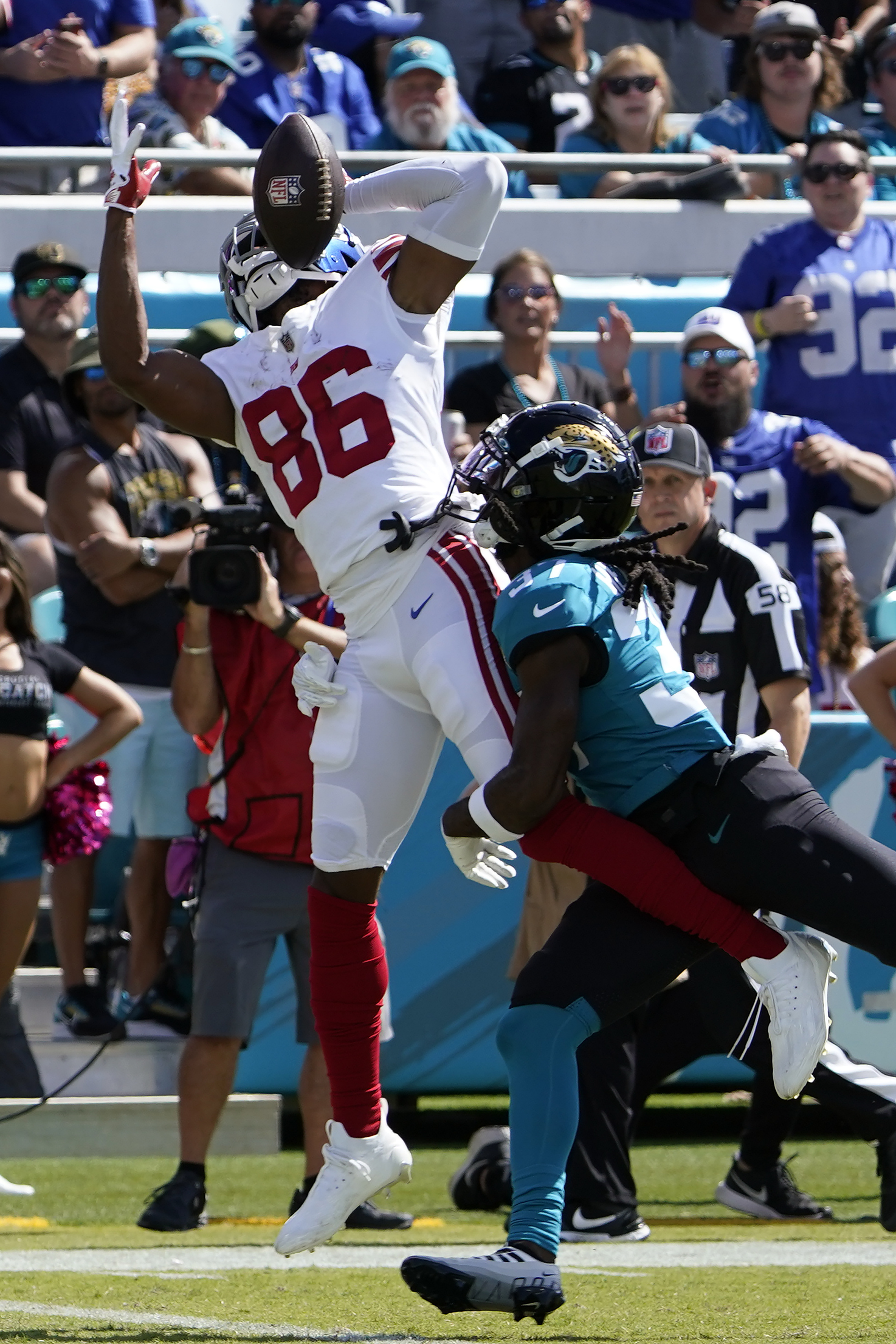 Giants fend off Jaguars to improve to 6-1