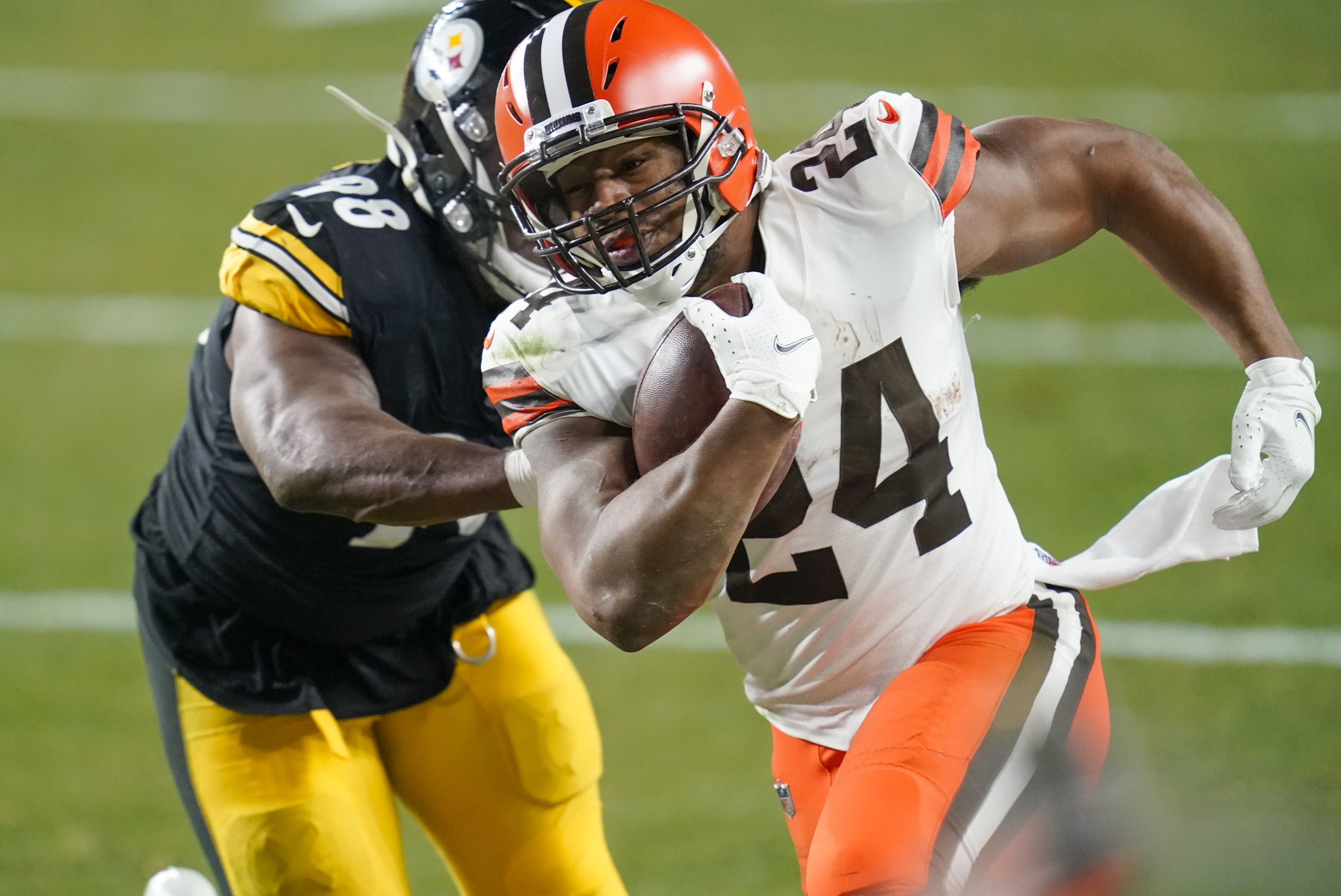 Same old Browns? Hardly. Cleveland drills Steelers 48-37