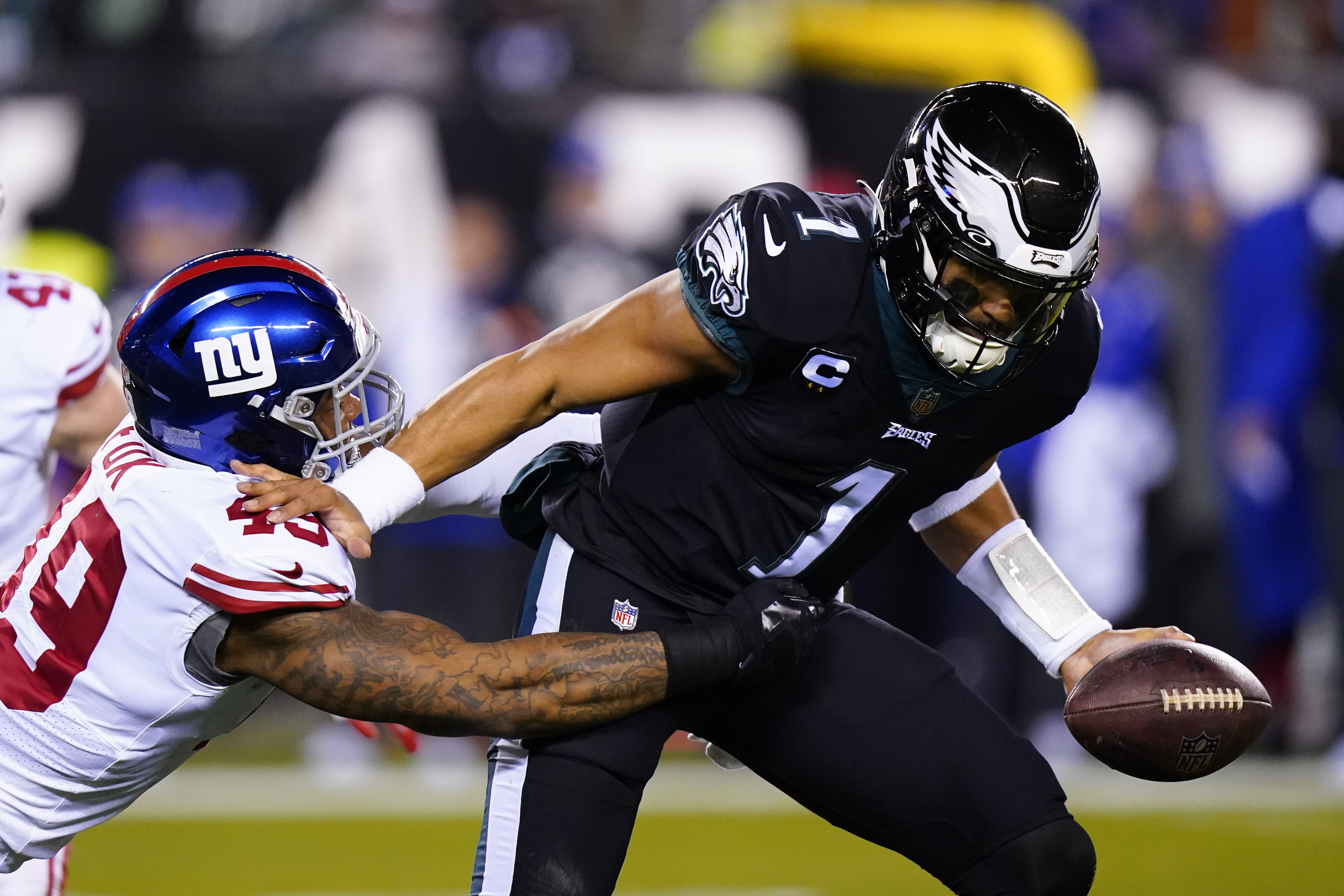 Hurts returns from injury, leads Eagles to No. 1 seed in NFC