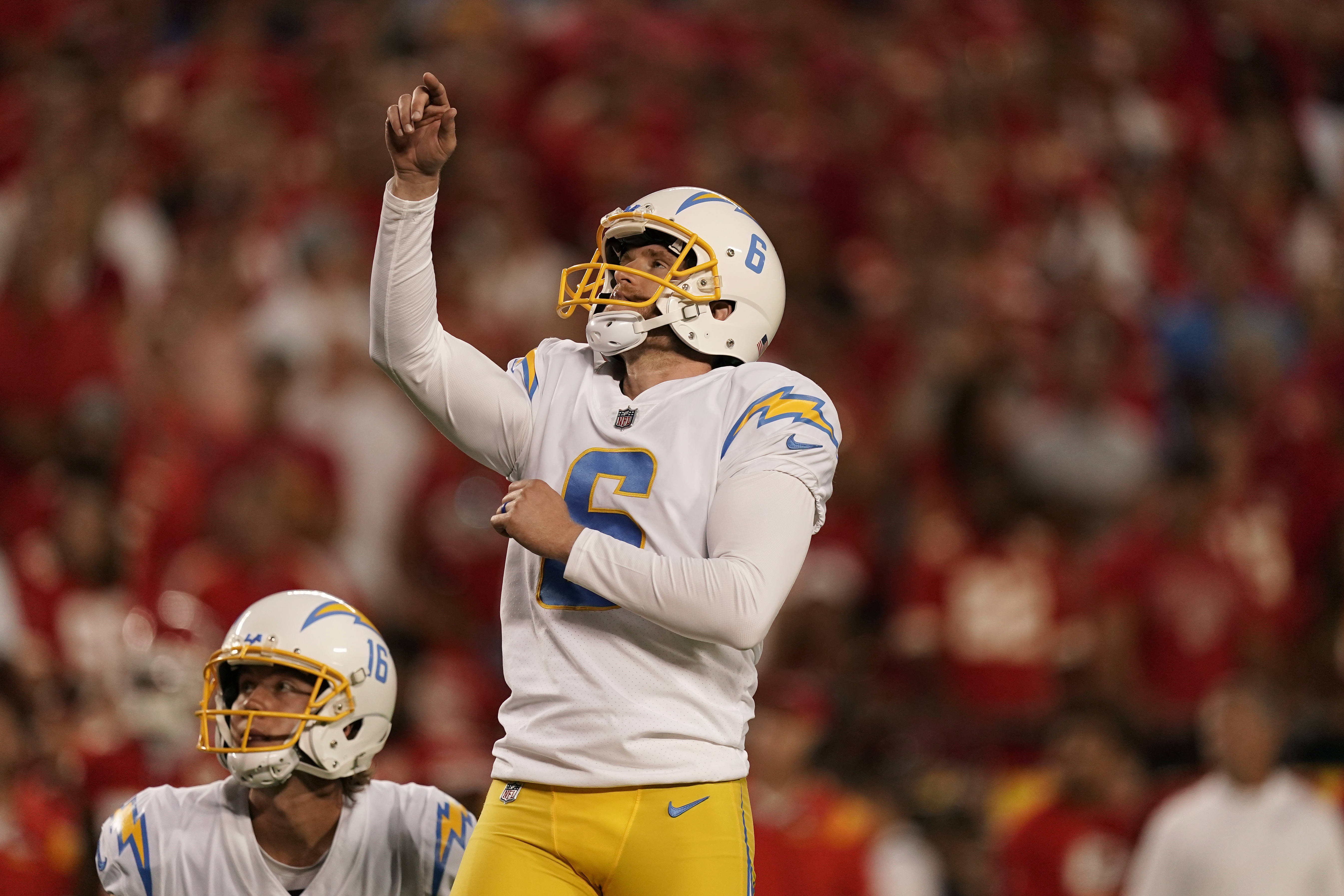 Chiefs rally past Chargers 27-24 in early AFC West showdown – The