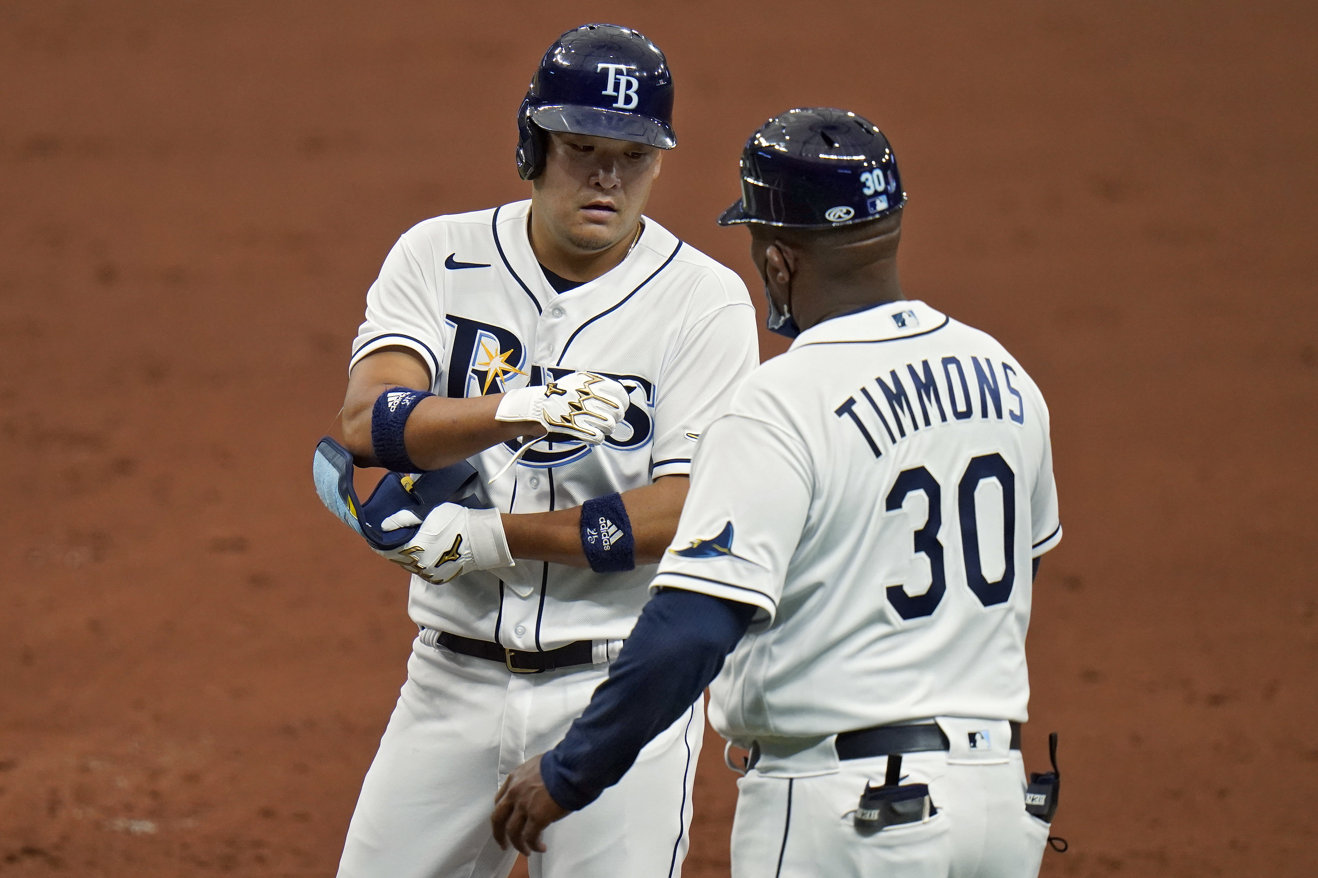 WALK-OFF OUT OF THE PARK! Yoshi Tsutsugo leaves the building for an epic  walk-off homer! 