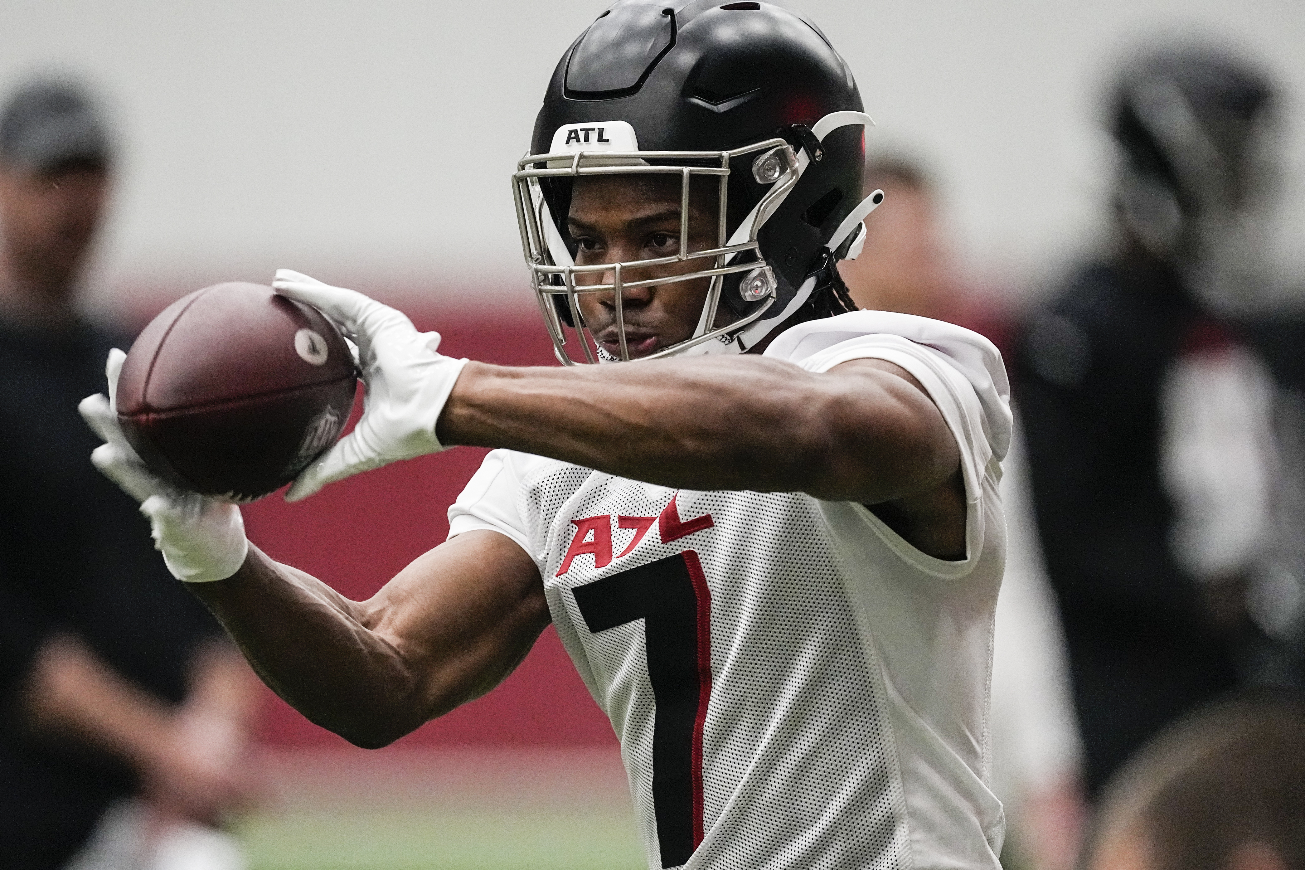 Falcons RB Bijan Robinson signs contract, debuts No. 7 jersey at