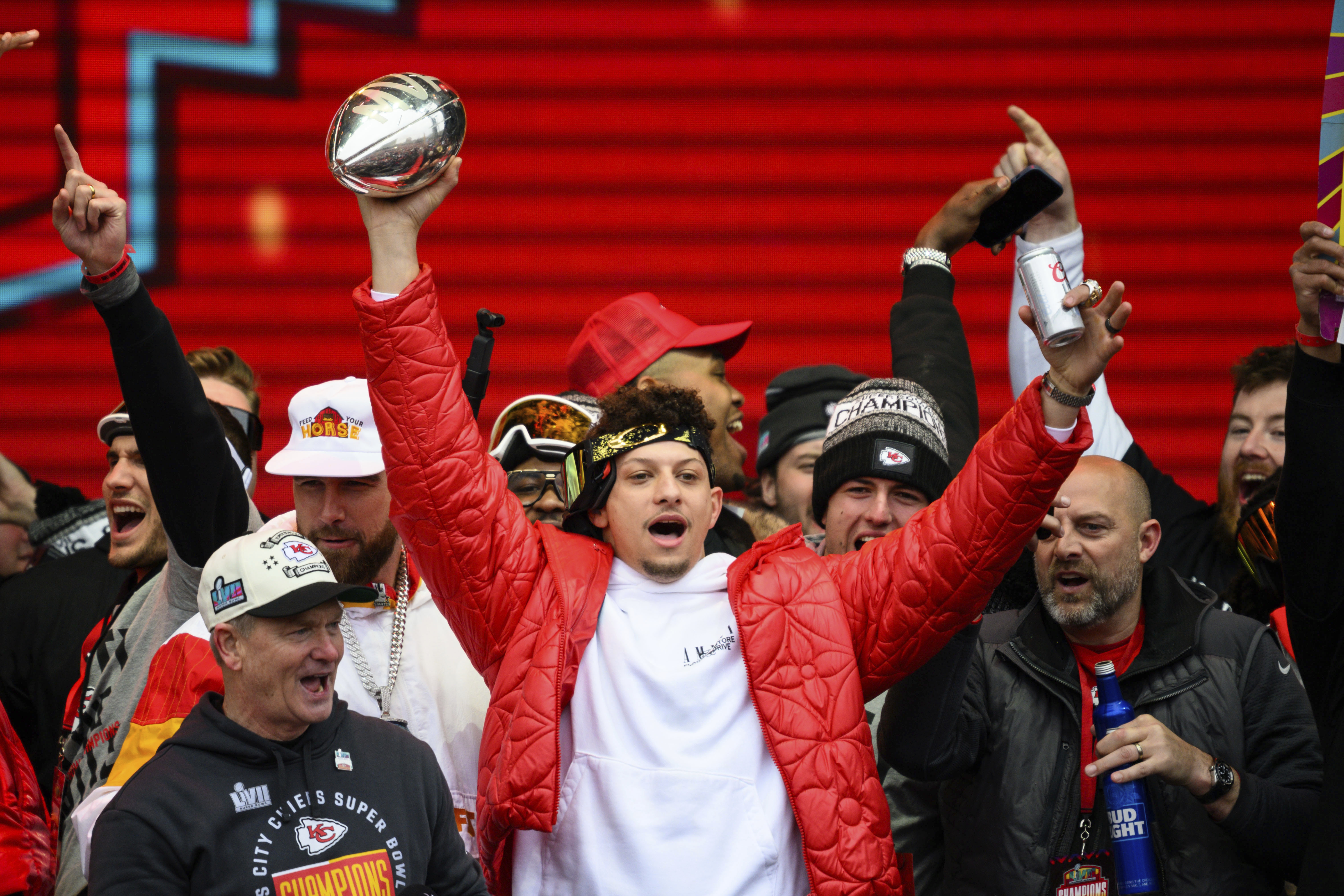 Chiefs fans climb trees to see Super Bowl parade
