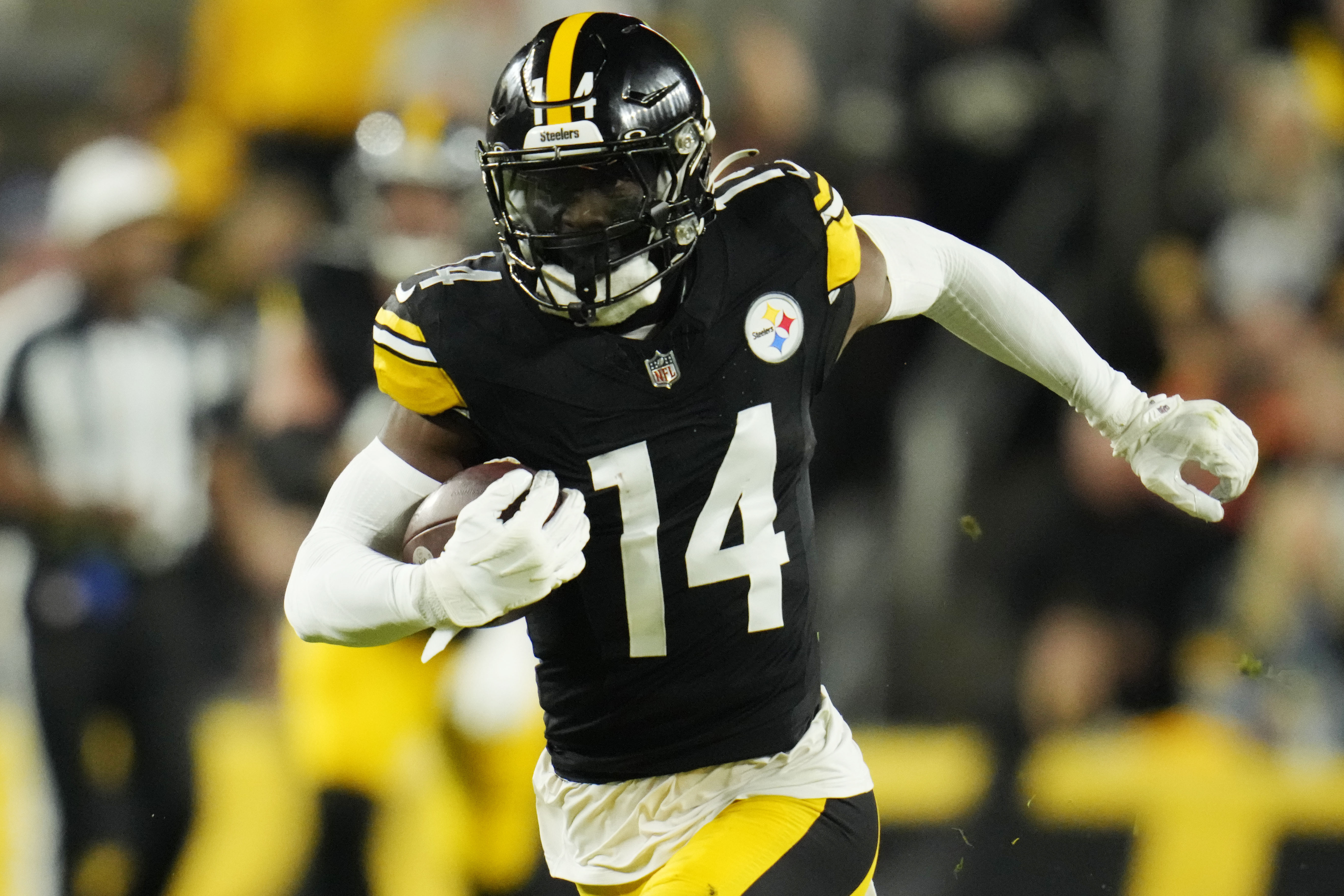 T.J. Watt's scoop-and-score lifts Steelers past Browns 26-22 as Cleveland  loses Nick Chubb to injury – KVEO-TV