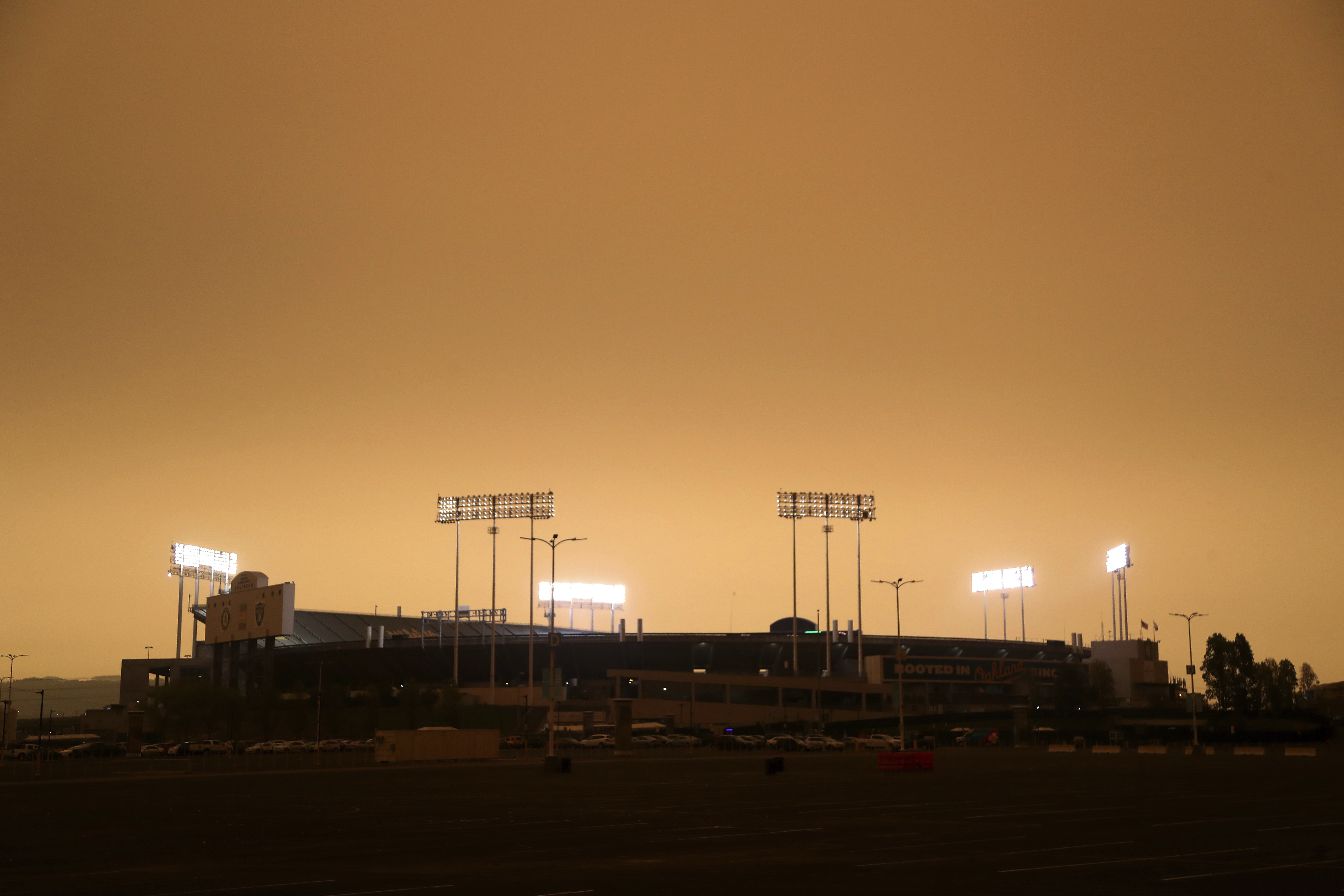 Smoke from nearby wildfires creates eerie baseball scene at Oracle