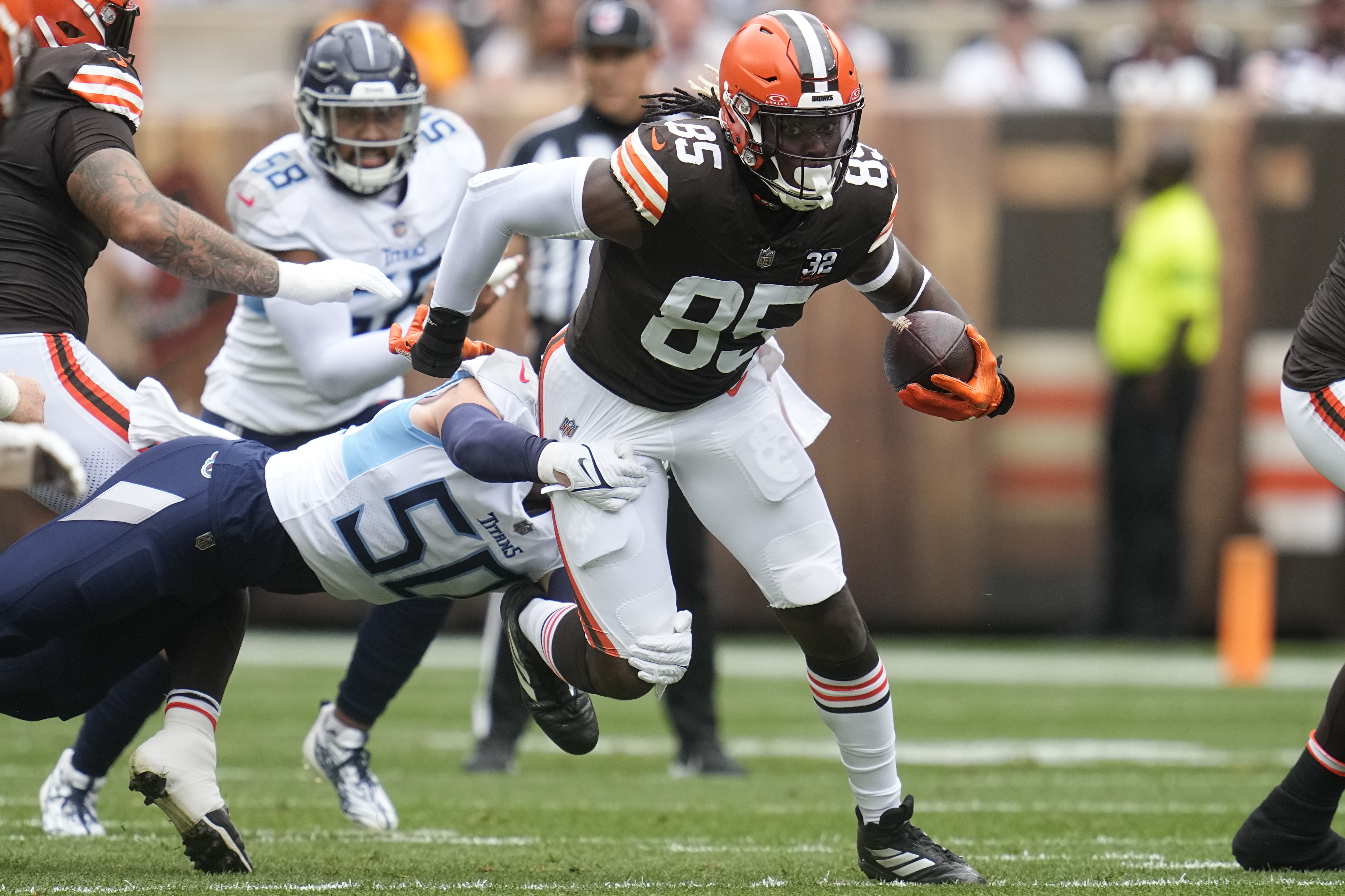 Browns TE David Njoku arrives to stadium in full mask after