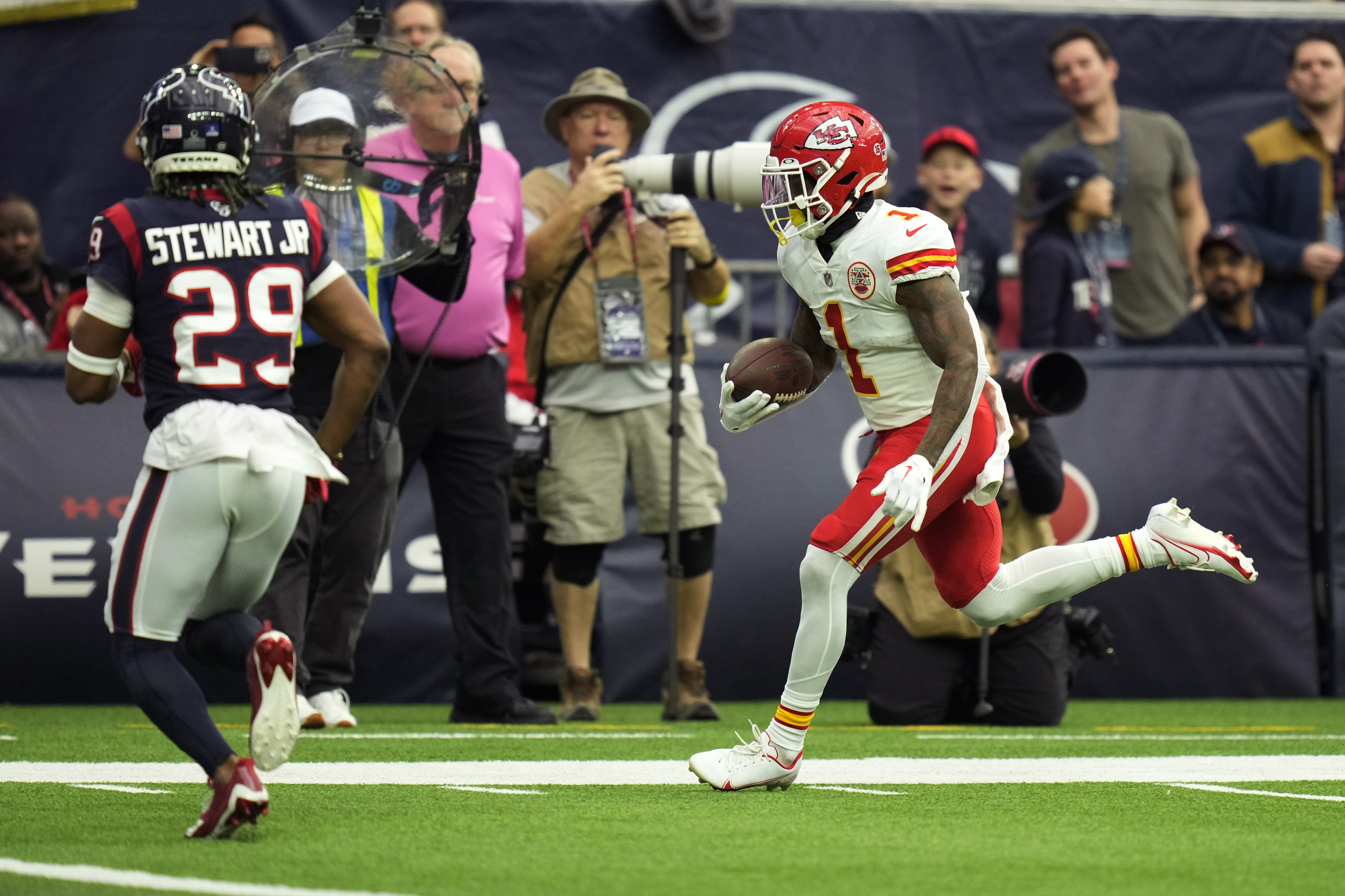 McKinnon's 26-yard run in OT lifts Chiefs over Texans