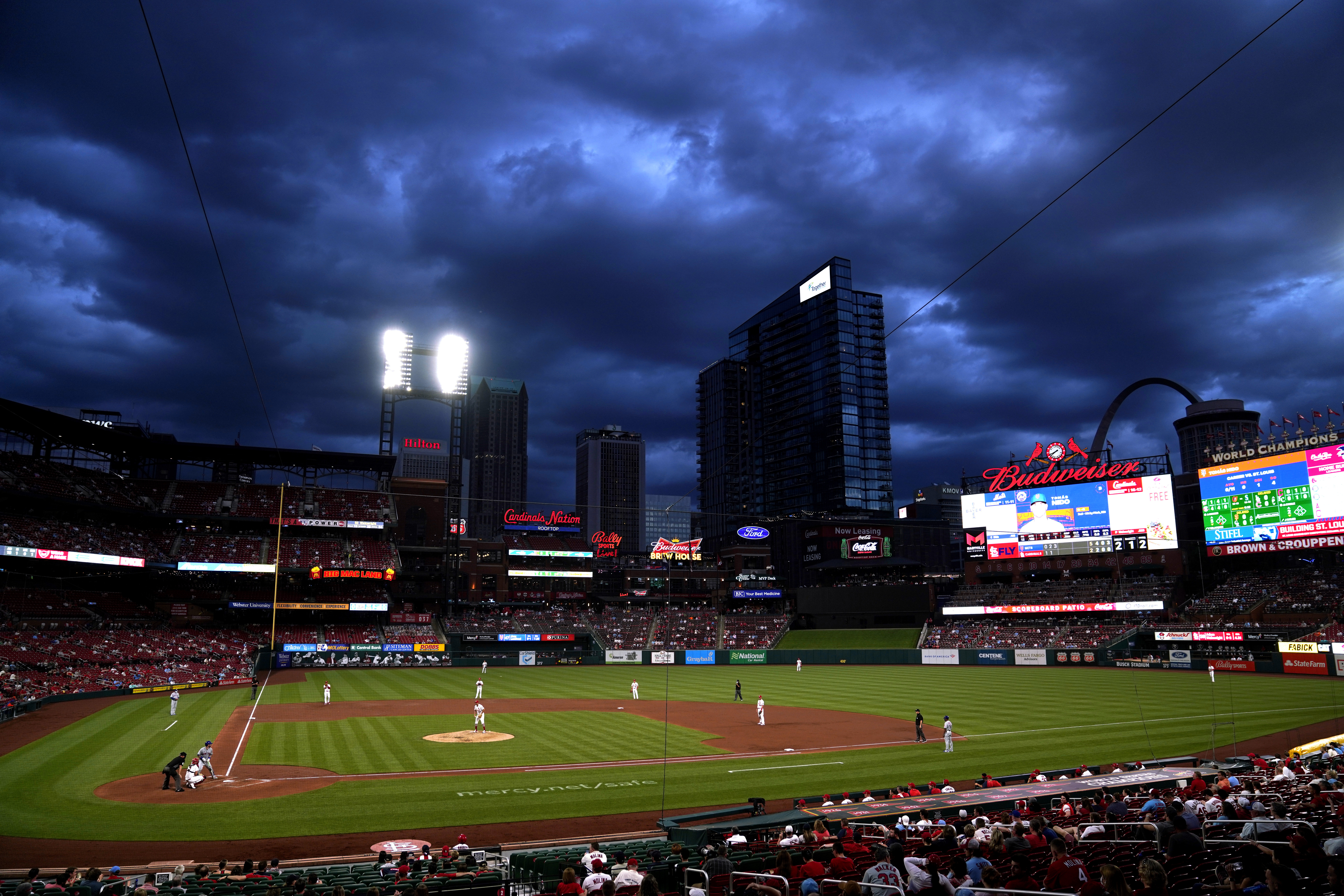 VIDEO: Fans, players left briefly in darkness during Cardinals