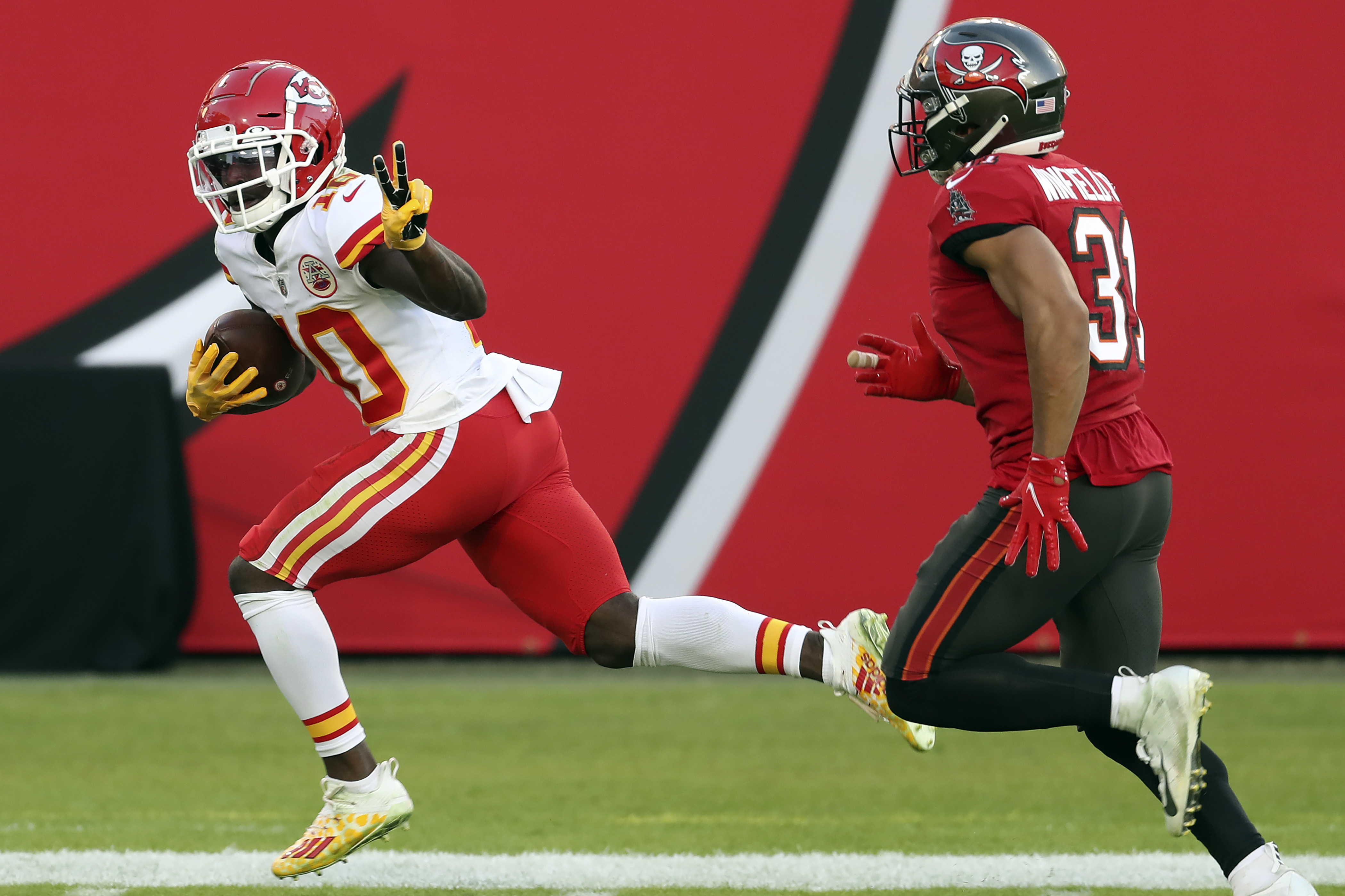 Showtime Mahomes AIRS It Out to Tyreek Hill for the TD 