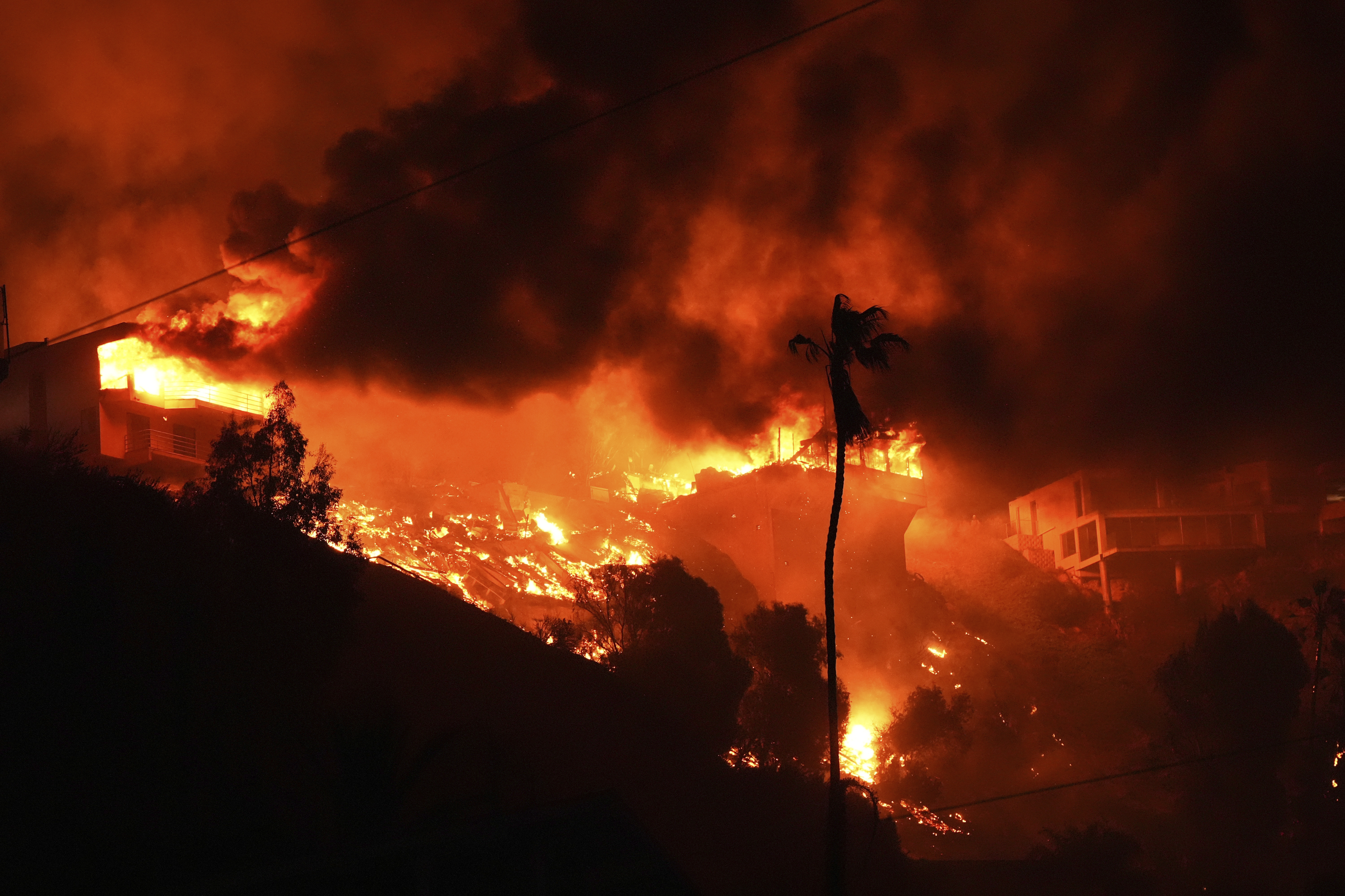 Los incendios generan constantes destrucciones en USA. Foto: Cloud Front   