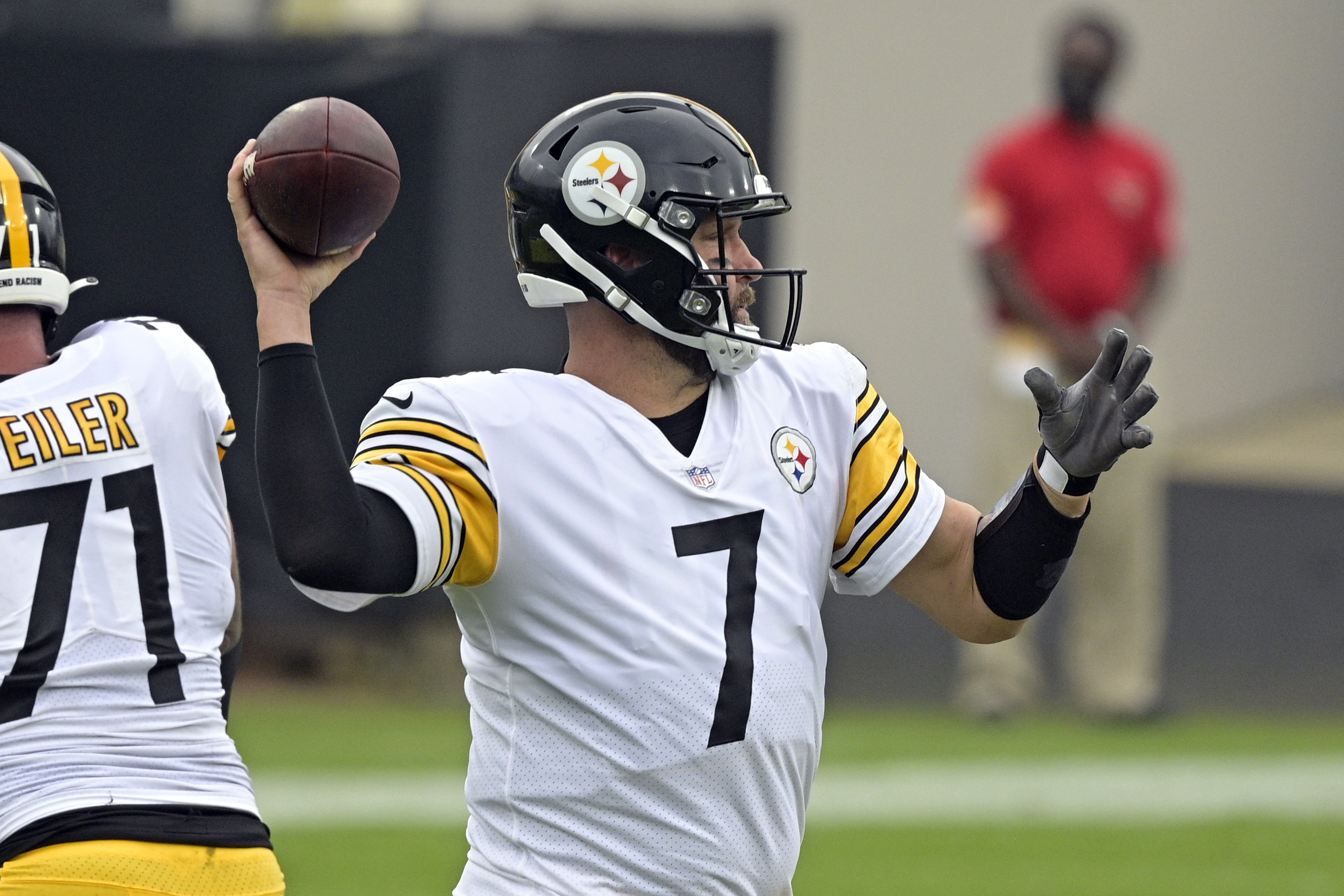 Steelers move to 10-0 with four interceptions in 27-3 victory over