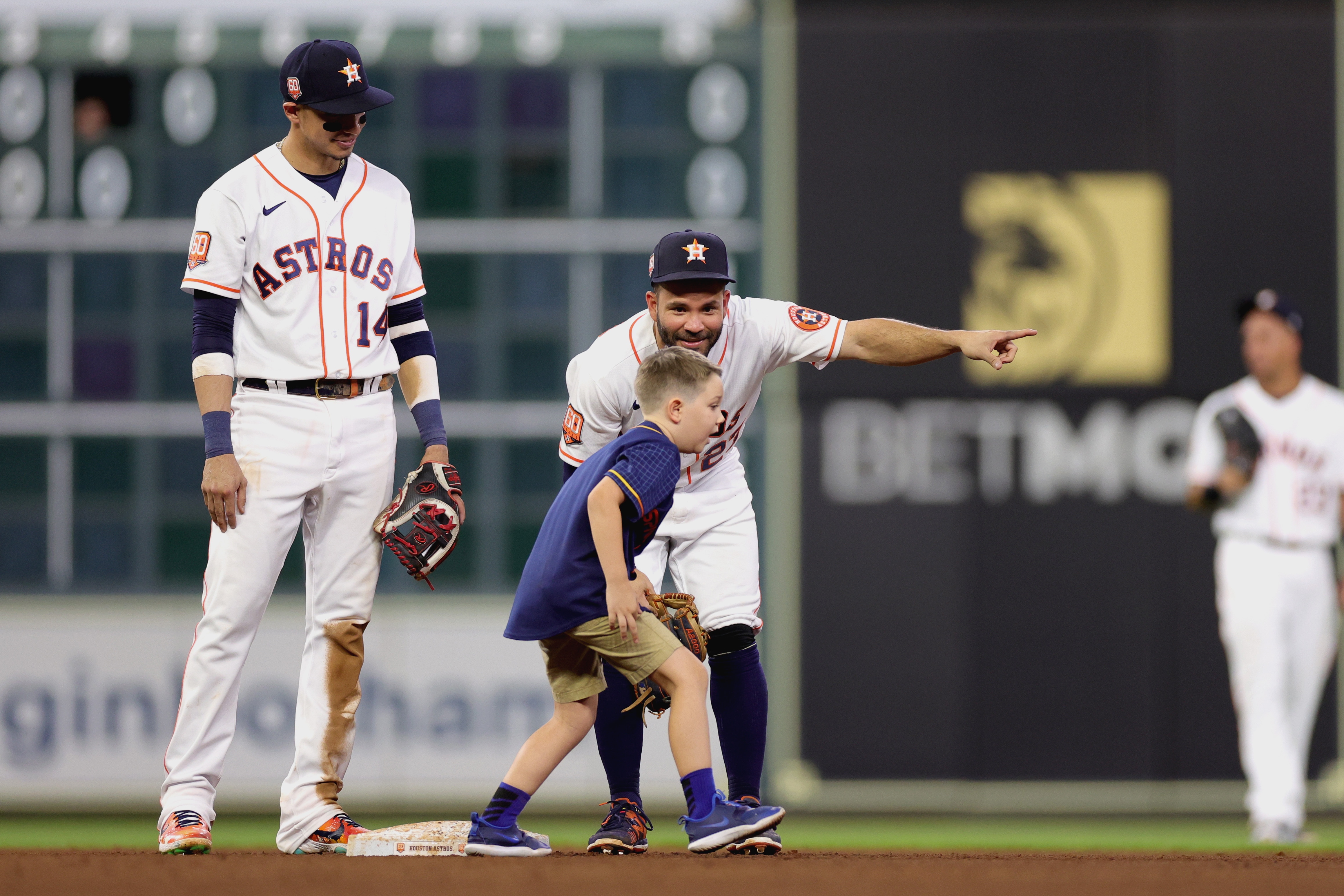 Cutest thing ever': Boy's base-stealing effort at Astros game