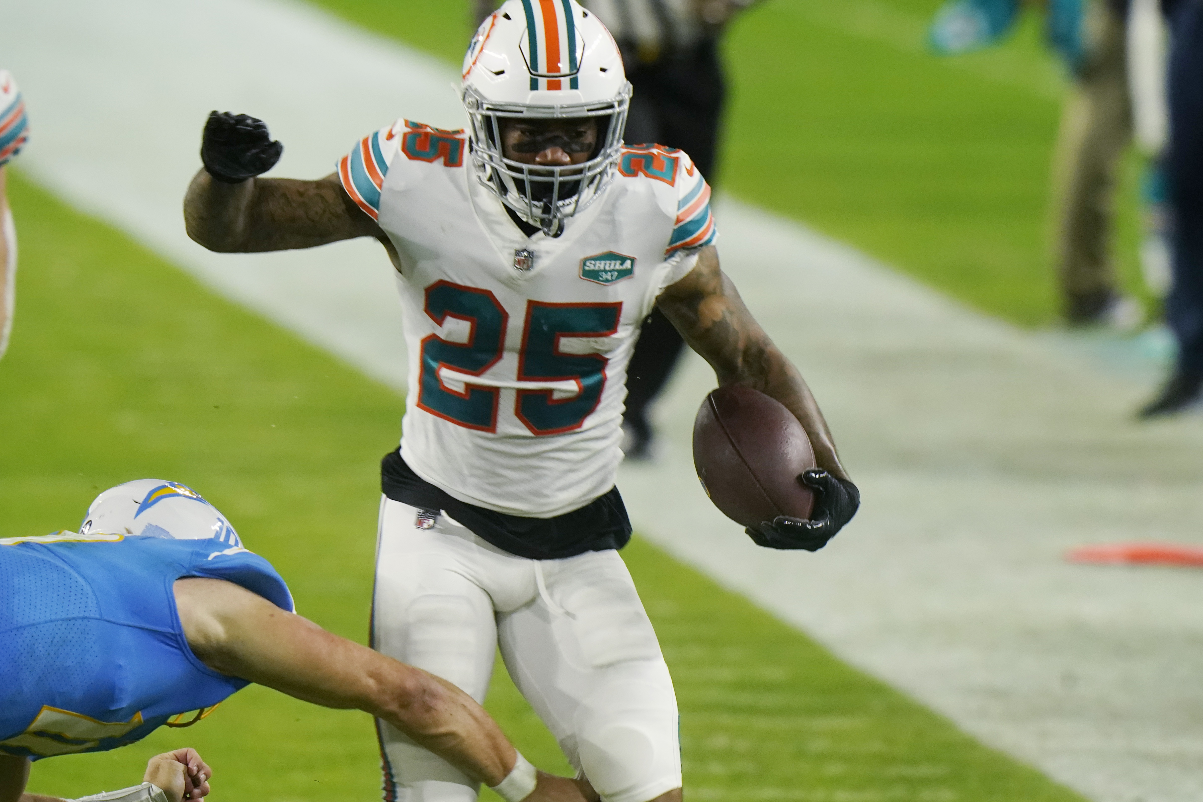 Dolphins earn 5th straight win by beating Chargers 29-21