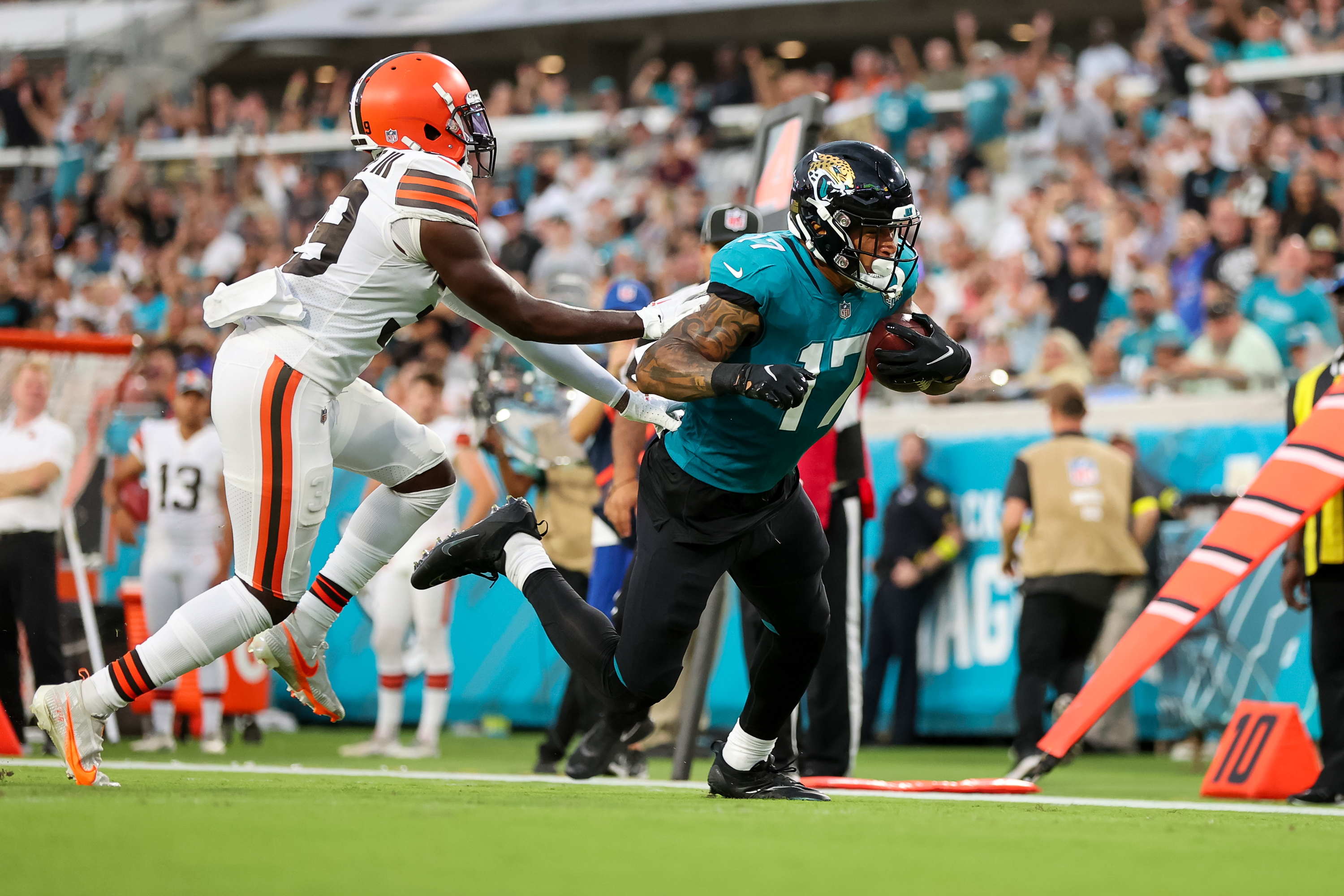 Jaguars' free agent additions make early impression vs. Browns