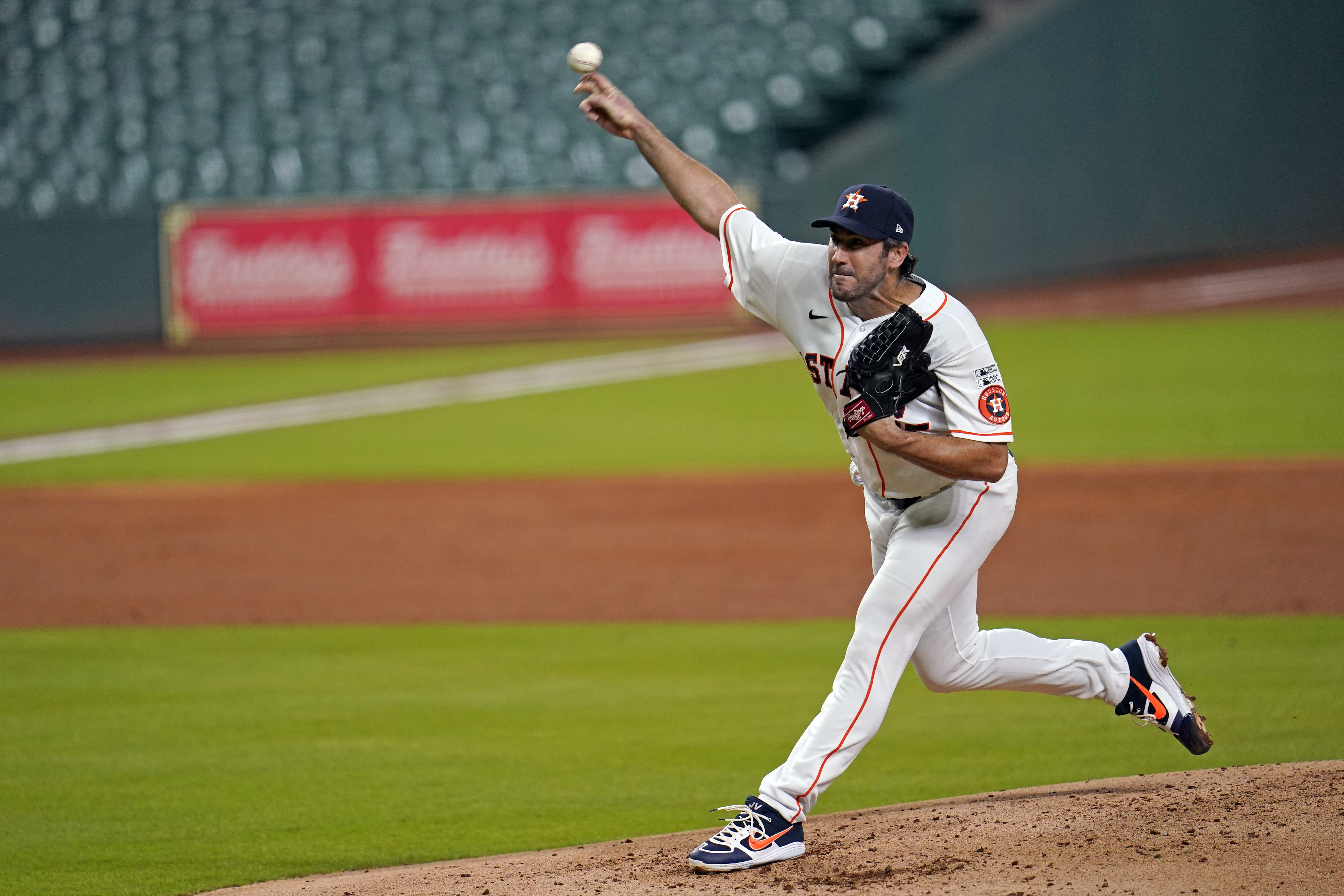 Vintage Justin Verlander shuts down Mariners, Astros open 1.5-game