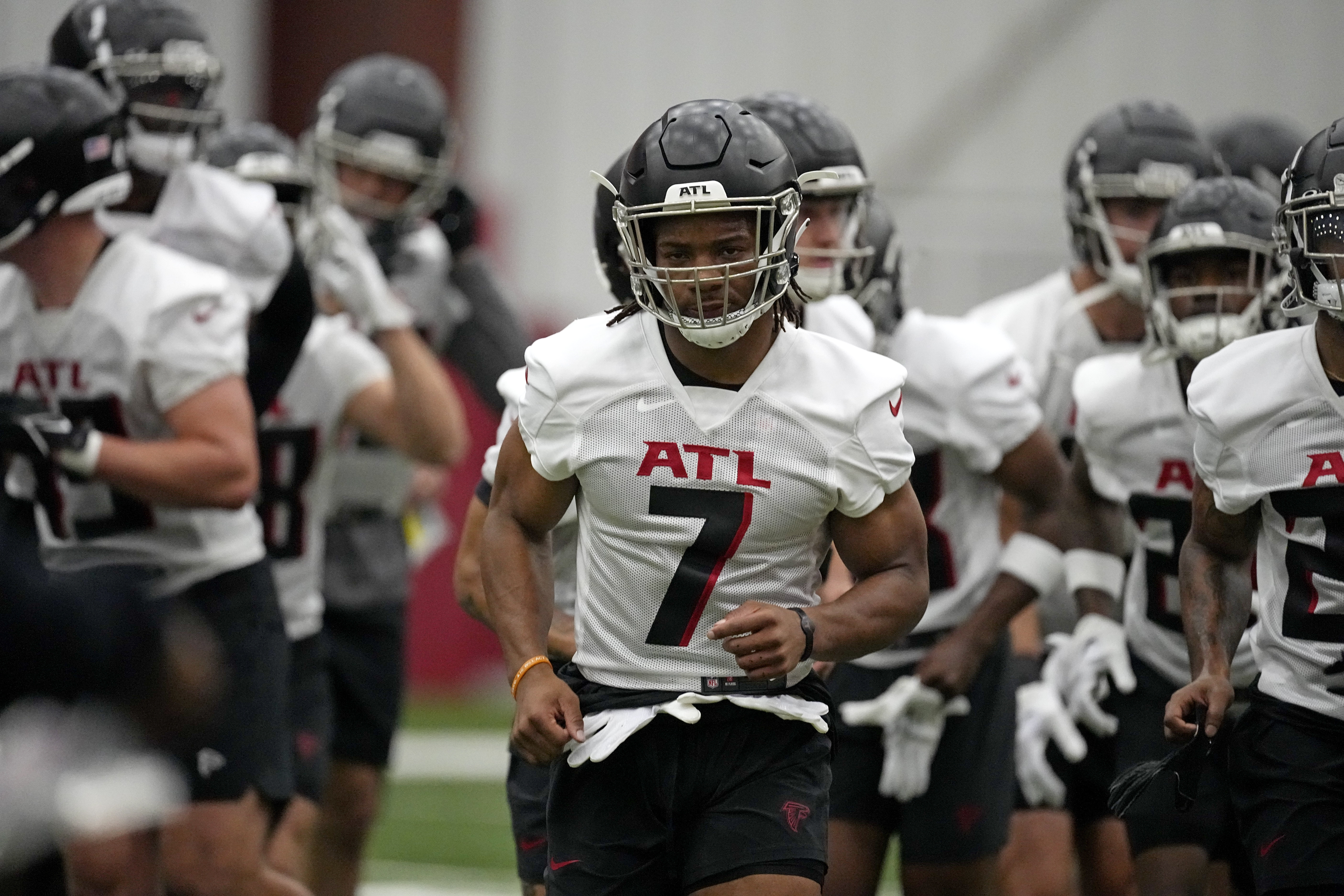 Falcons RB Bijan Robinson signs contract, debuts No. 7 jersey at rookie  minicamp – KGET 17