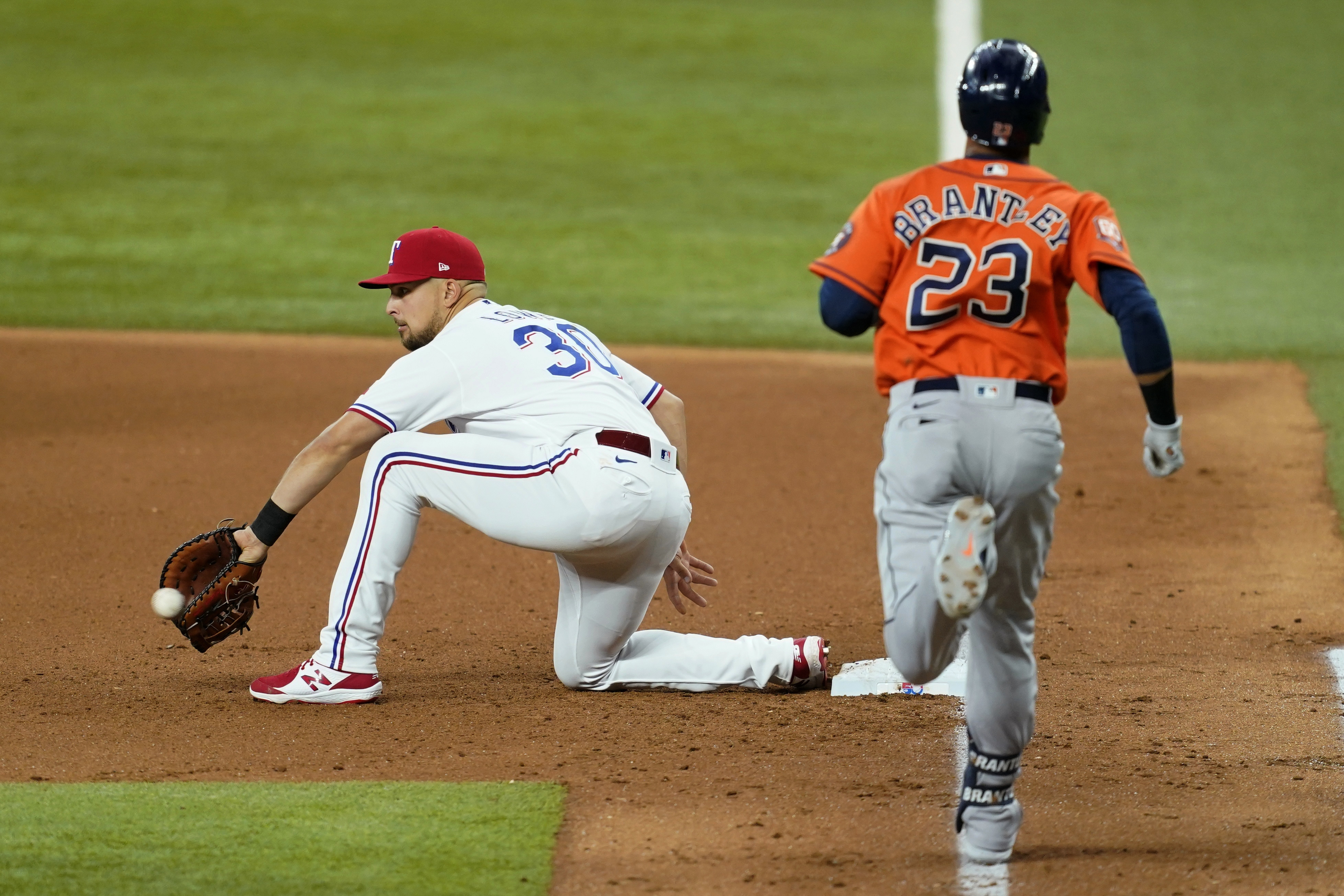 Tucker's pinch HR lifts Astros over Texas in starters' duel