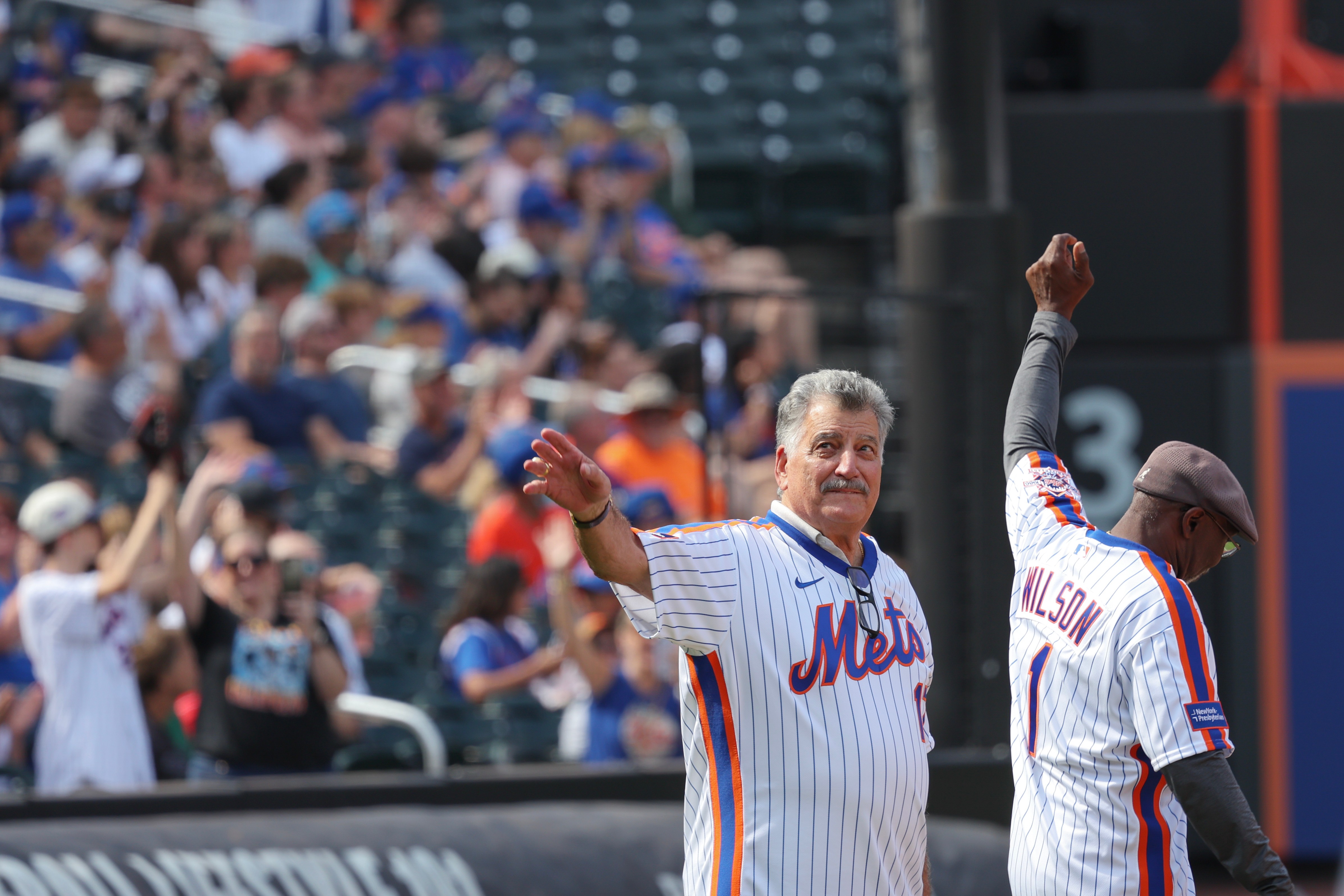 Members of the 1986 World Series champion Mets celebrate the 40th