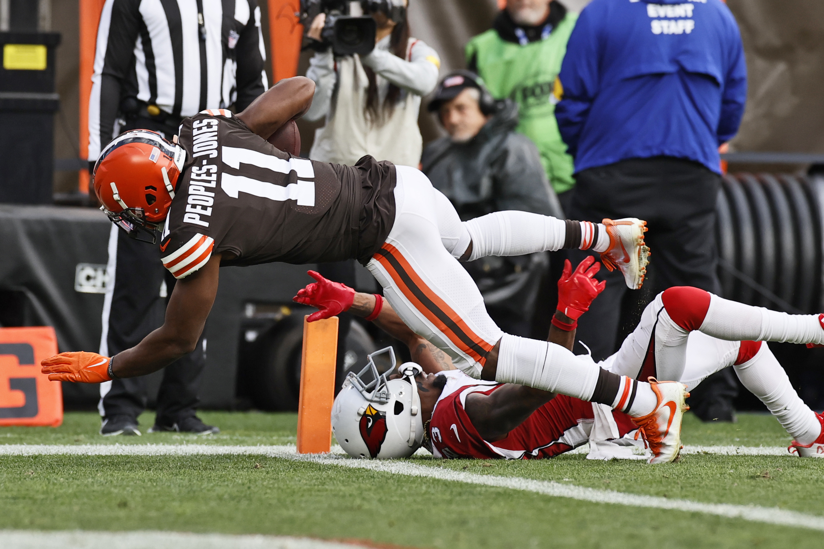 Browns quarterback Baker Mayfield, left arm in a sling, says he'll  'absolutely' make it for Thursday night's game 