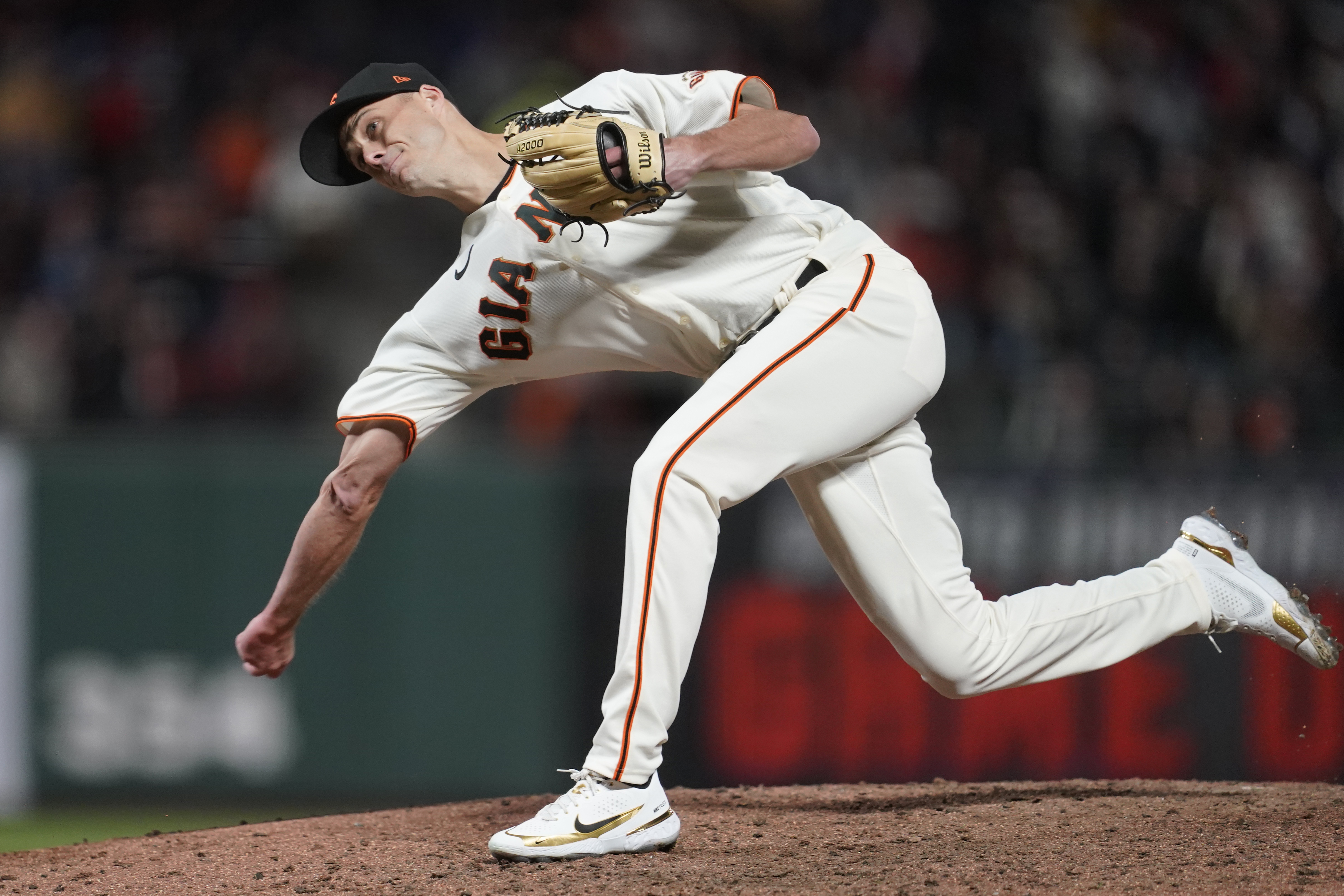 Mauricio Dubon makes Giants debut, hangs out with Brandon Crawford