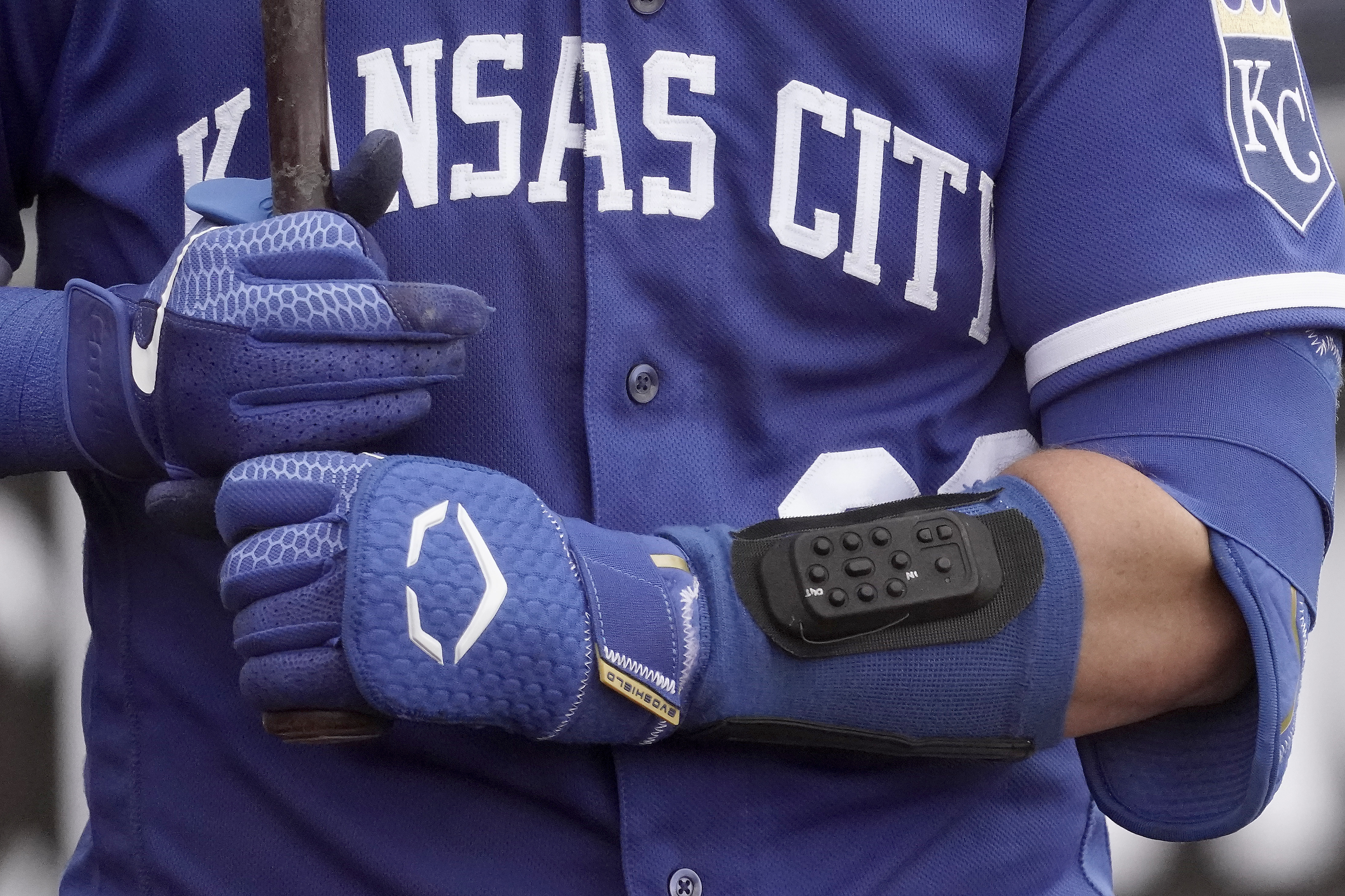 MLB Tests Electronic Voice Transmitter for Catchers to Signal