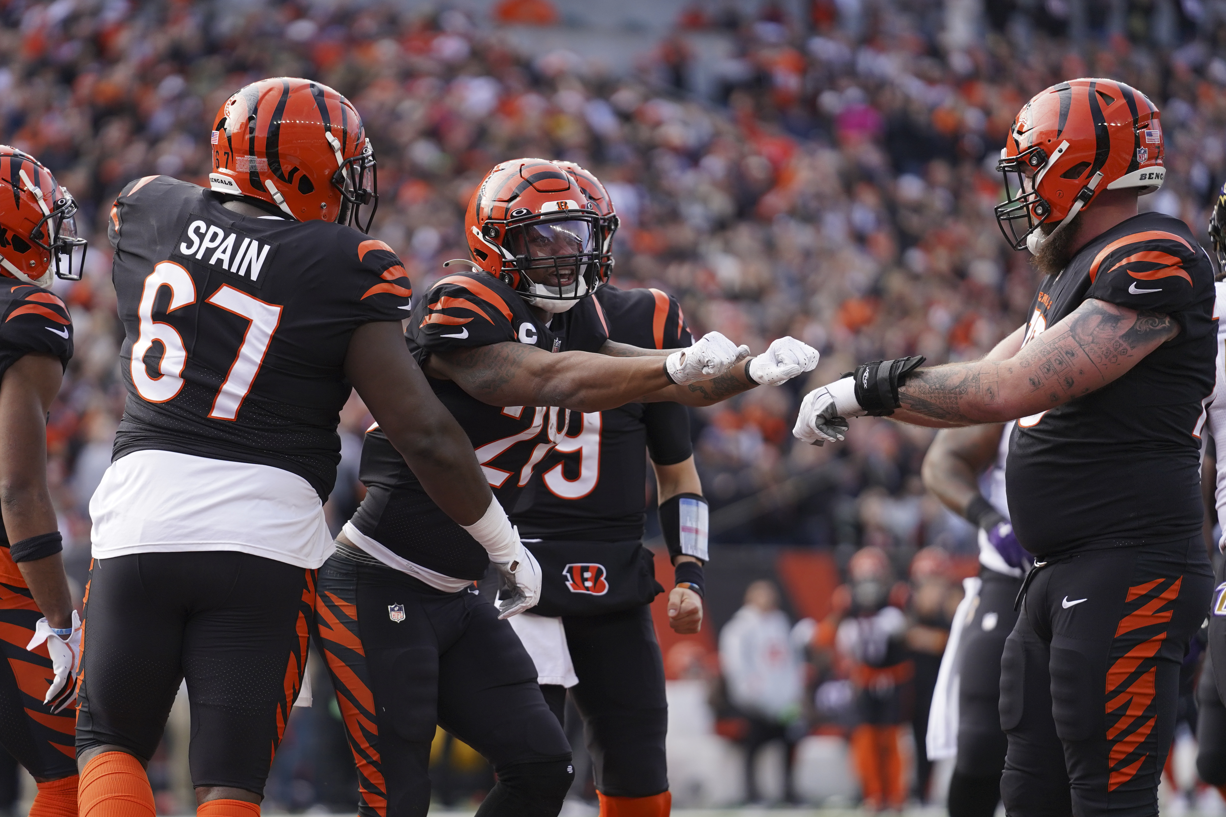 Bengals' Ja'Marr Chase gives Joe Mixon big assist at Cincinnati youth  football camp 