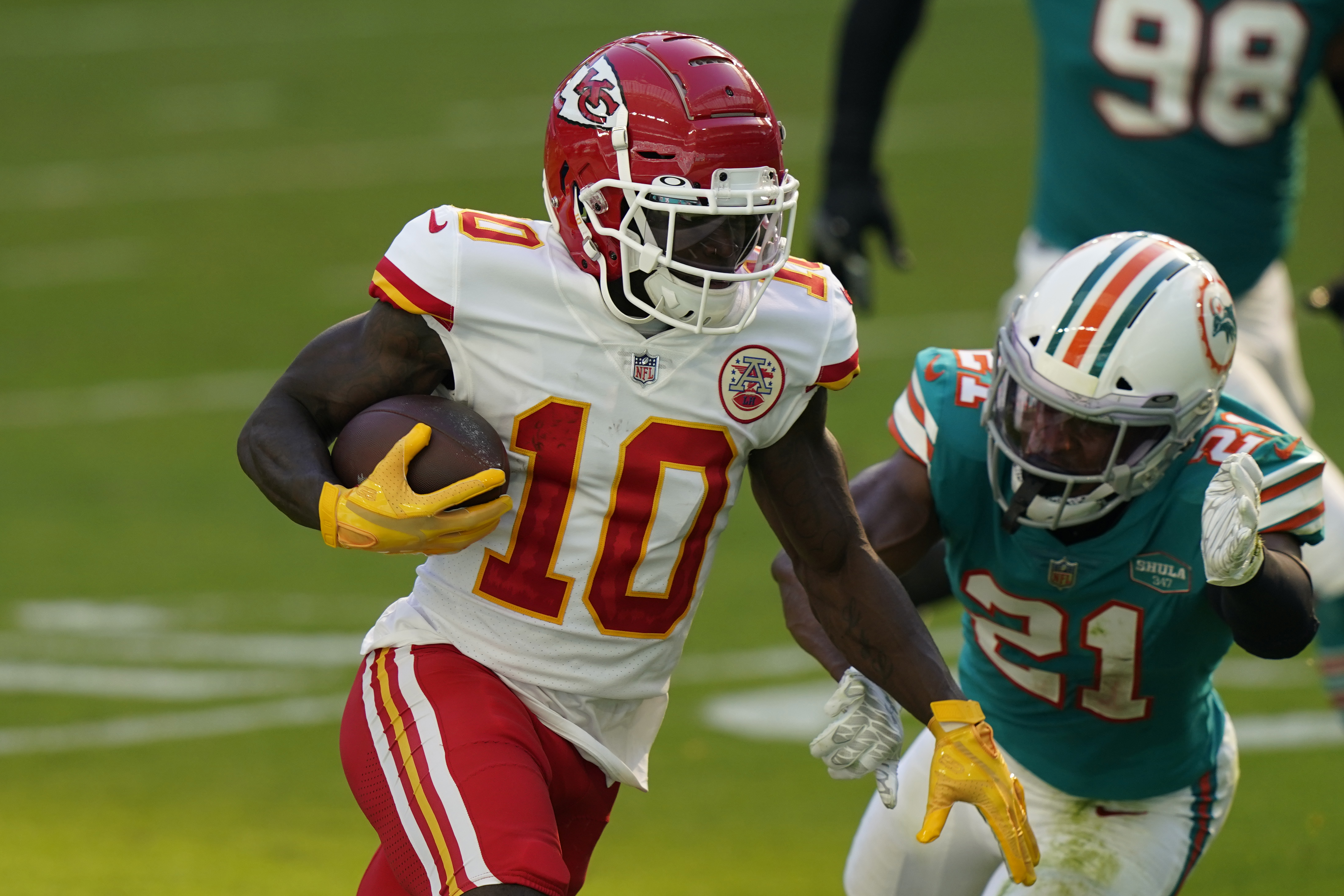 Kansas City Chiefs 33-27 Miami Dolphins: Patrick Mahomes overcomes  turnovers in comeback win, NFL News