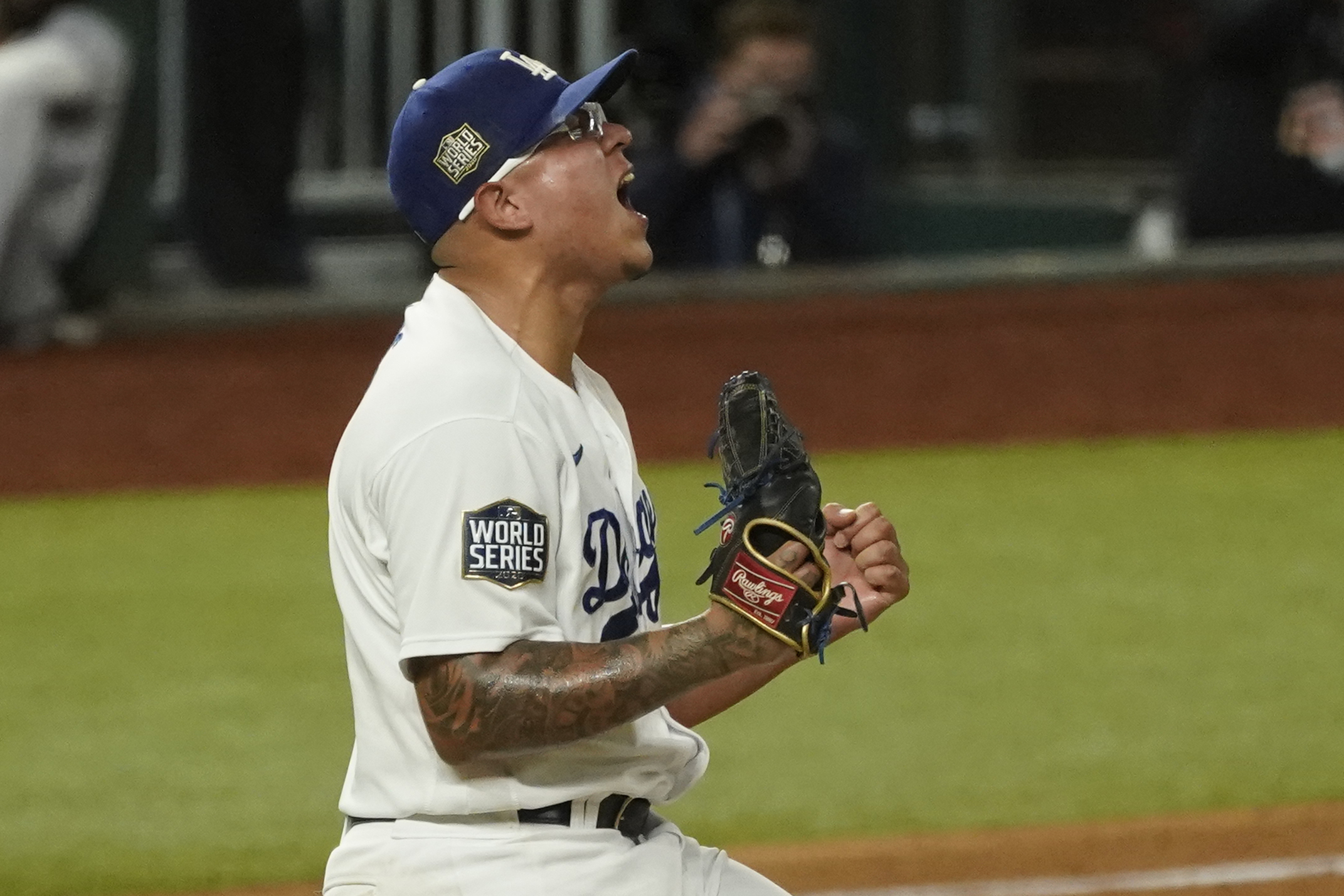 Willy Adames does Randy Arozarena pose after home run