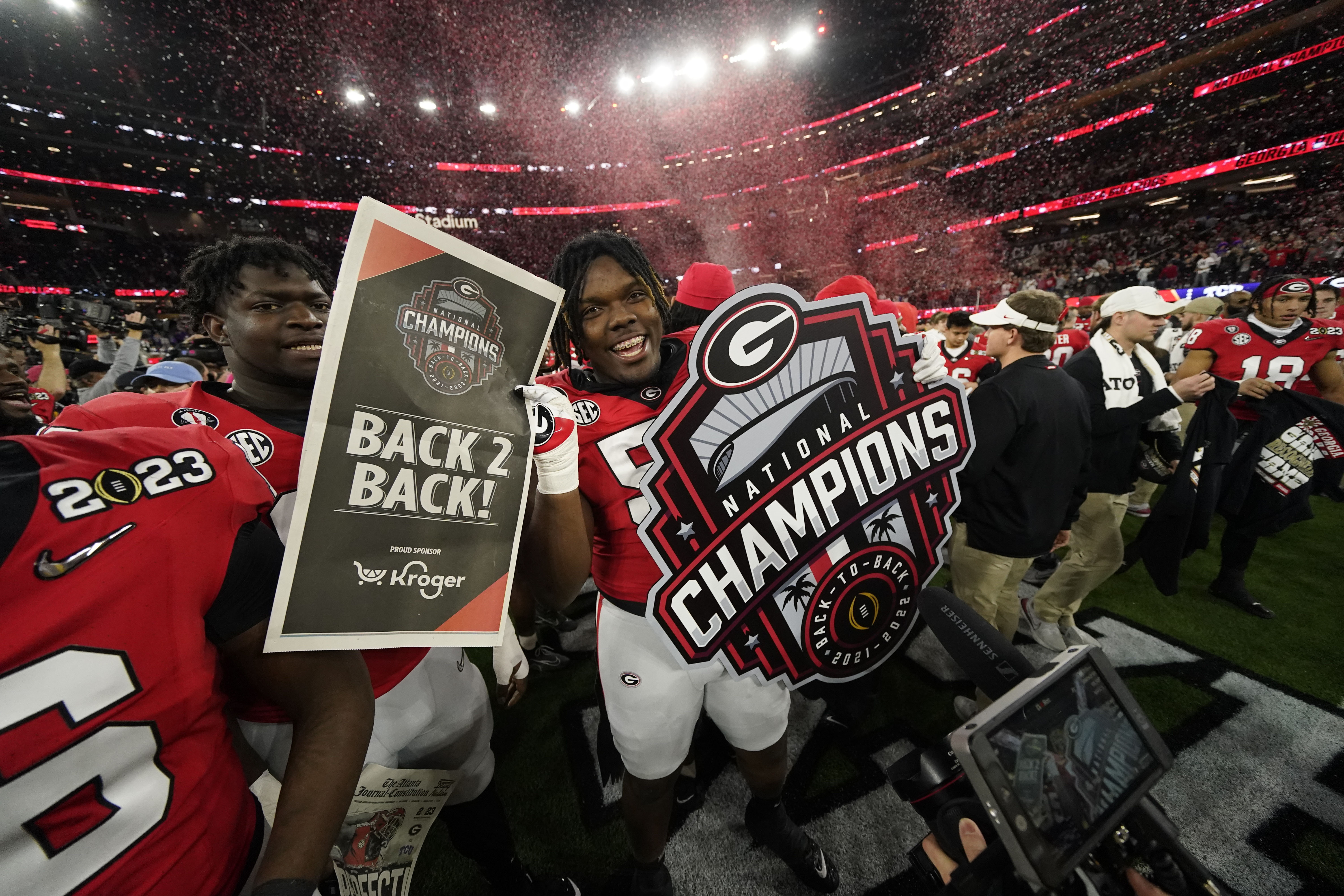 CFP National Championship: Georgia Bulldogs Eat Wings on Sidelines (VIDEO)