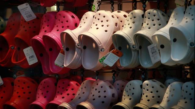 heroïne tuin kubiek Crocs is giving away thousands of pairs during 'Croctober' to celebrate  20th anniversary