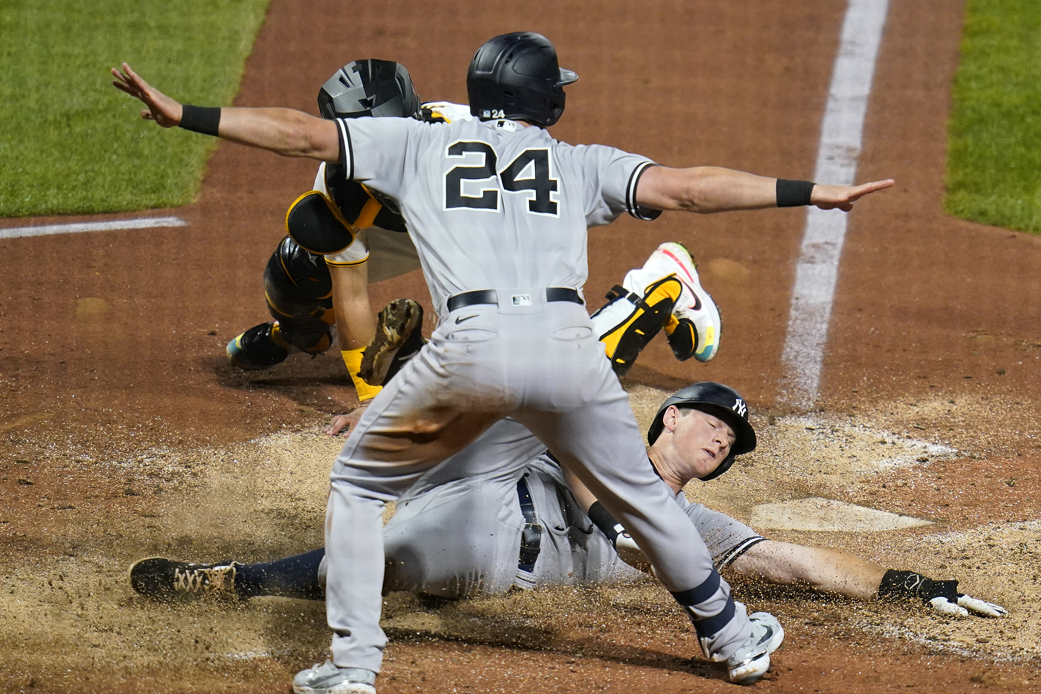 Judge, Hicks hit grand slams as Yankees pound Pirates 16-0