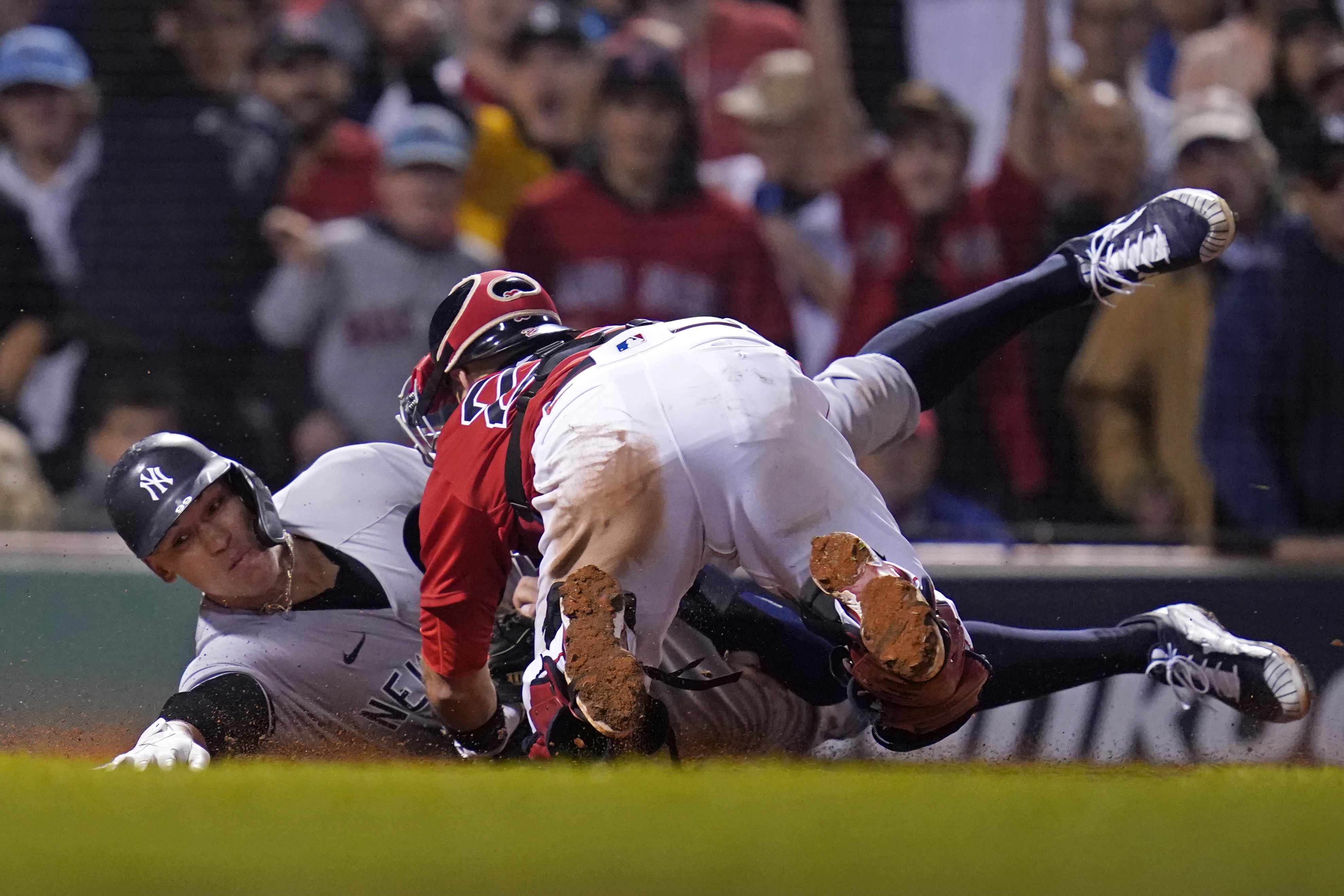 Urshela takes shard in eye, hits Yanks' go-ahead home run