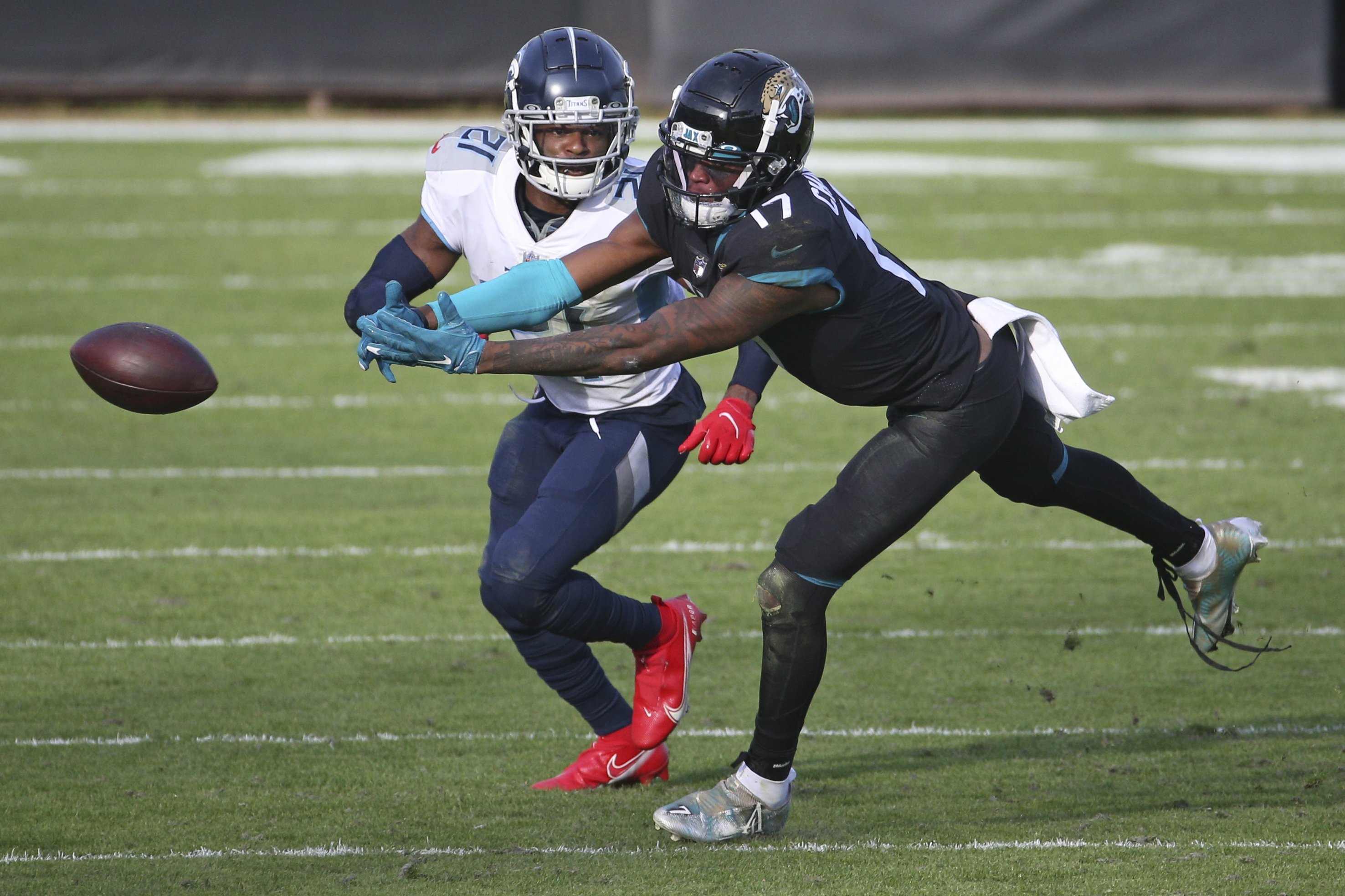 Henry runs wild, Titans hand Jags 12th straight loss, 31-10