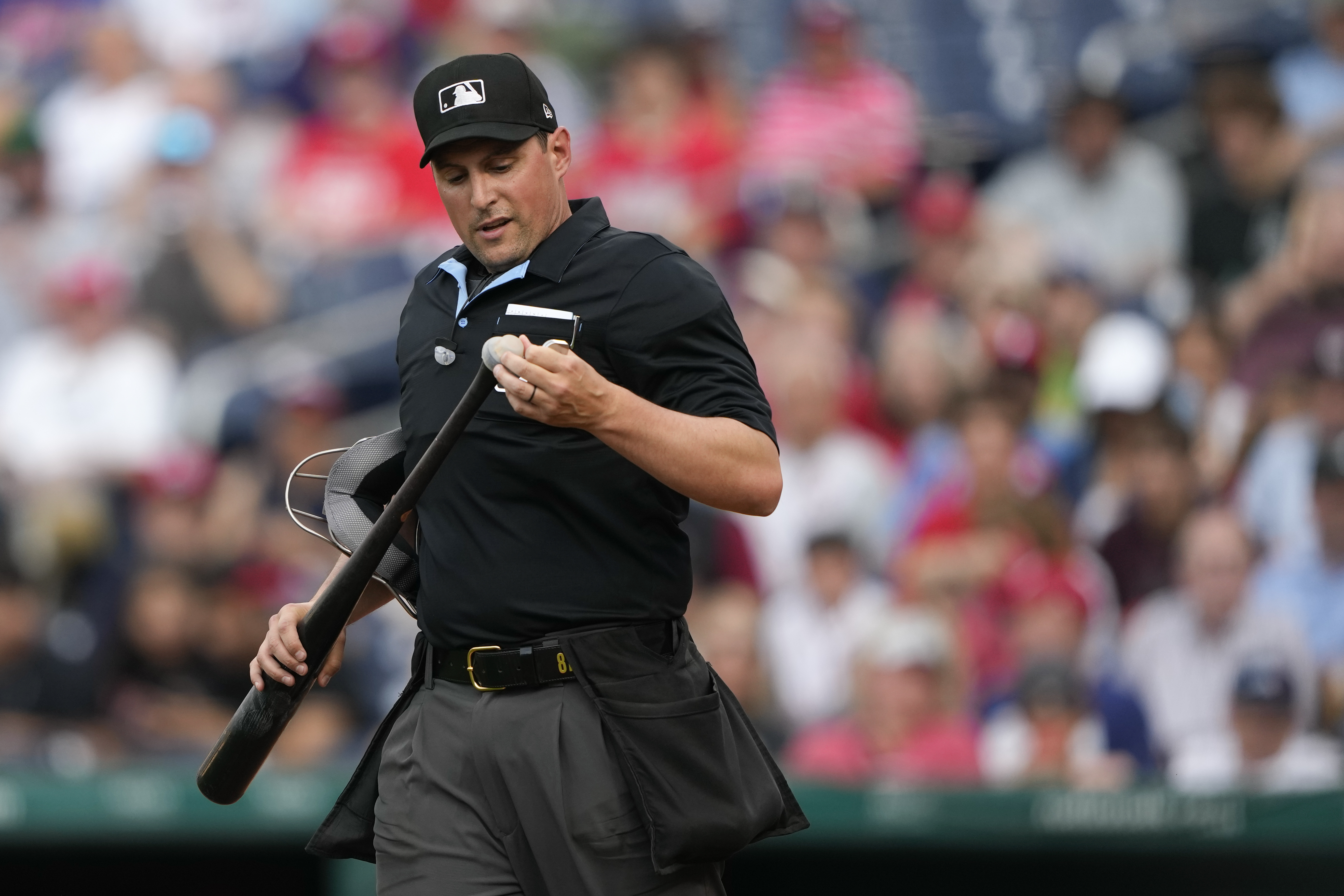 Cincinnati Reds' Elly De La Cruz removes bat knob, homers