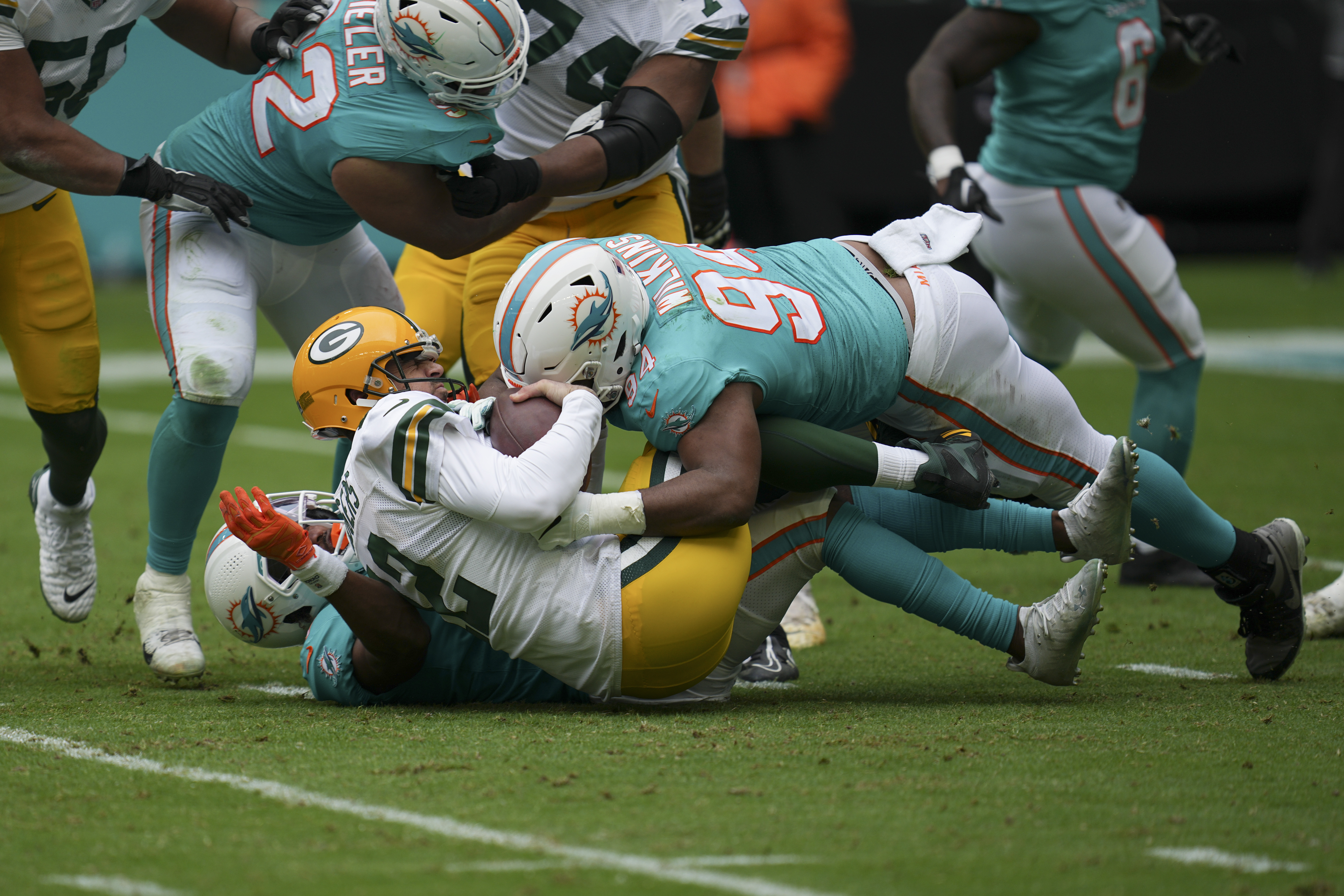 Dolphins, Packers meet on Christmas with playoff aspirations