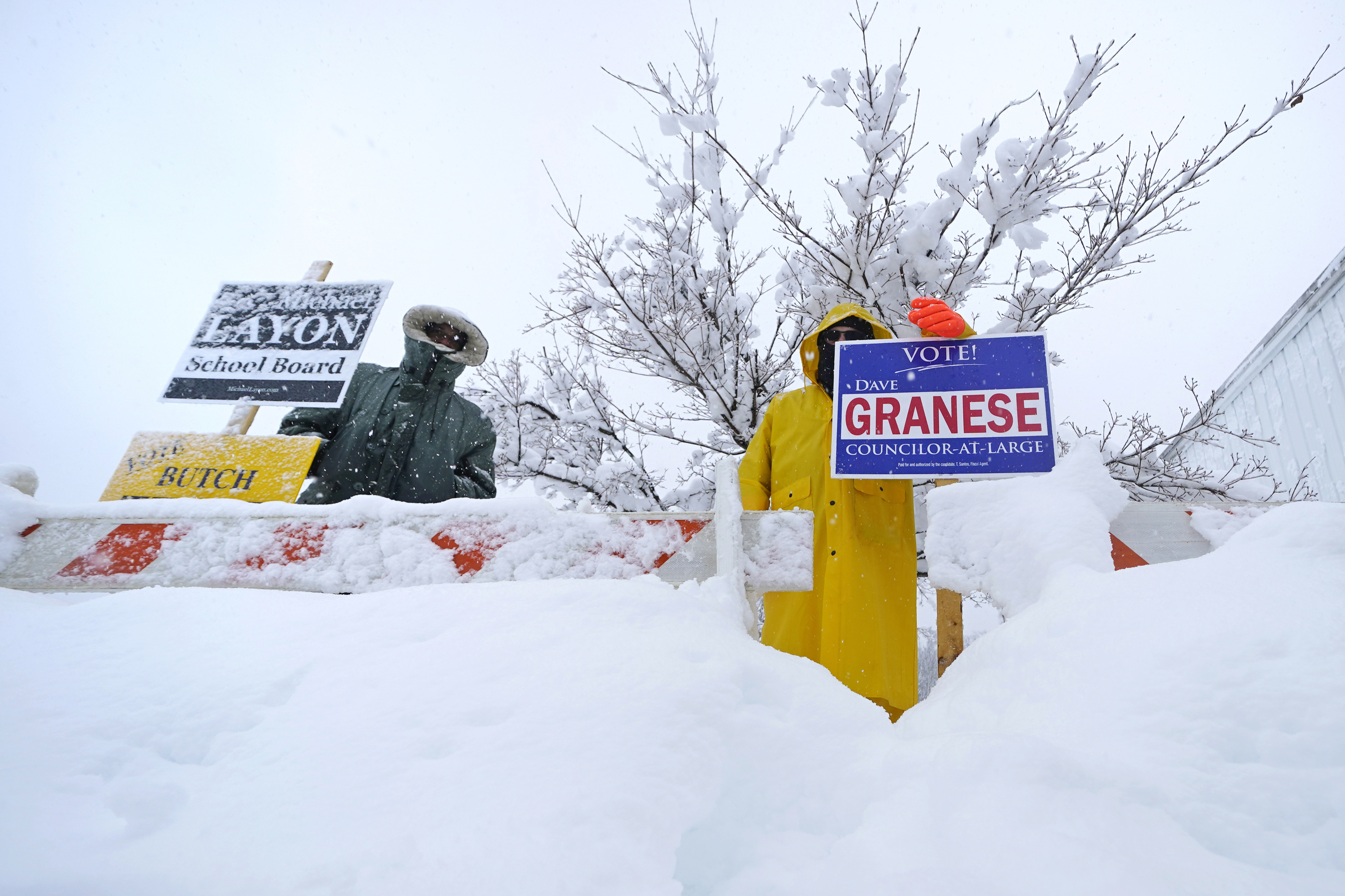 Late winter storm pummels Northeast with heavy wet snow