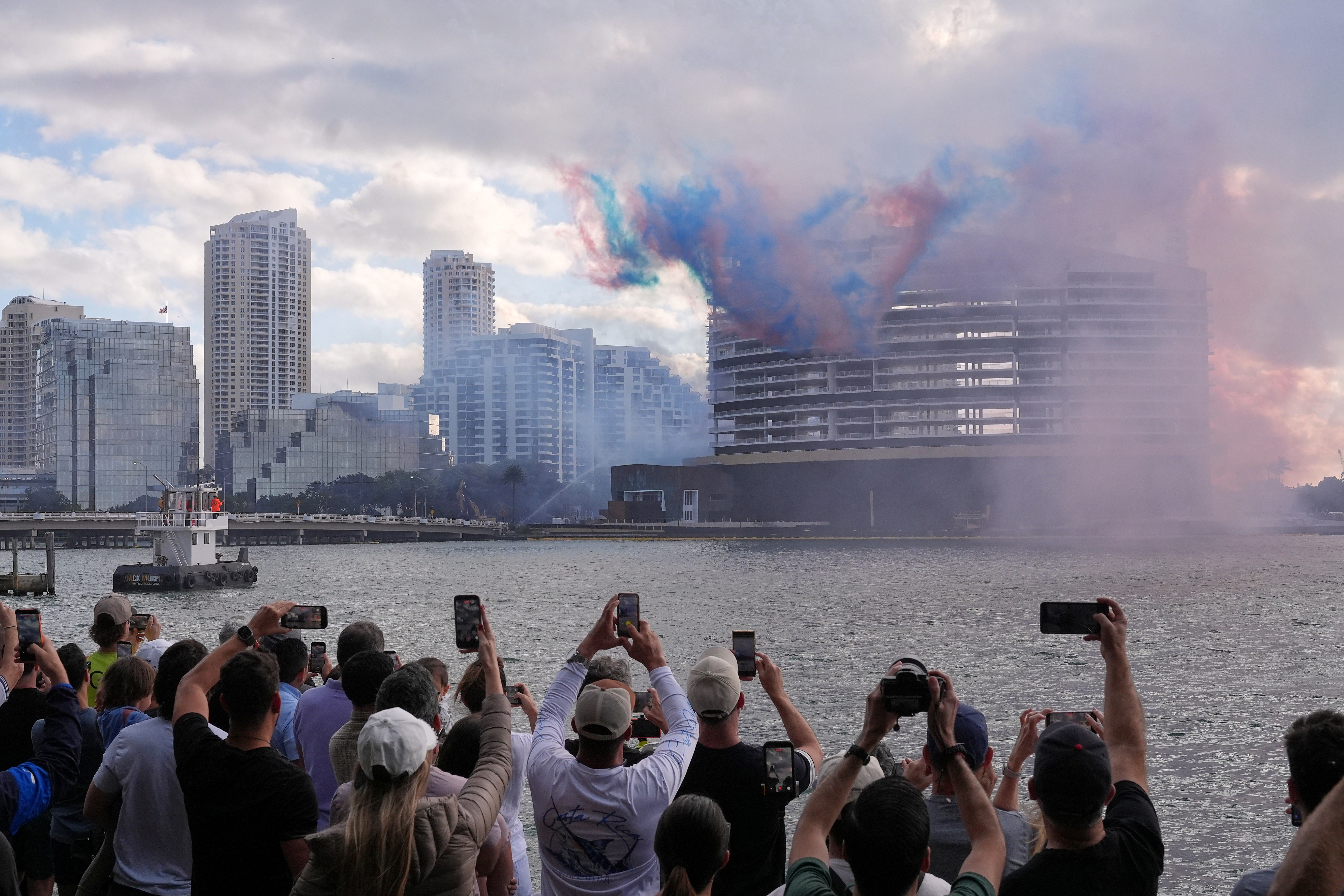 【激レア】The Rising Sun – Miami Bump A 23-story hotel in exclusive Miami locale vanishes in seconds