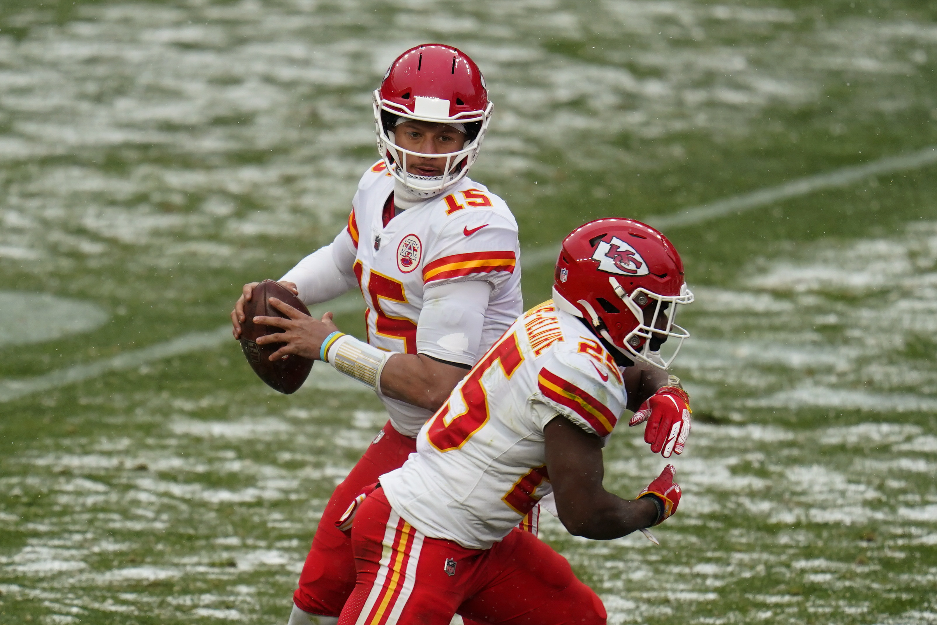 Mahomes throws for 5 TDs, Chiefs overcome 24-0 deficit, rout