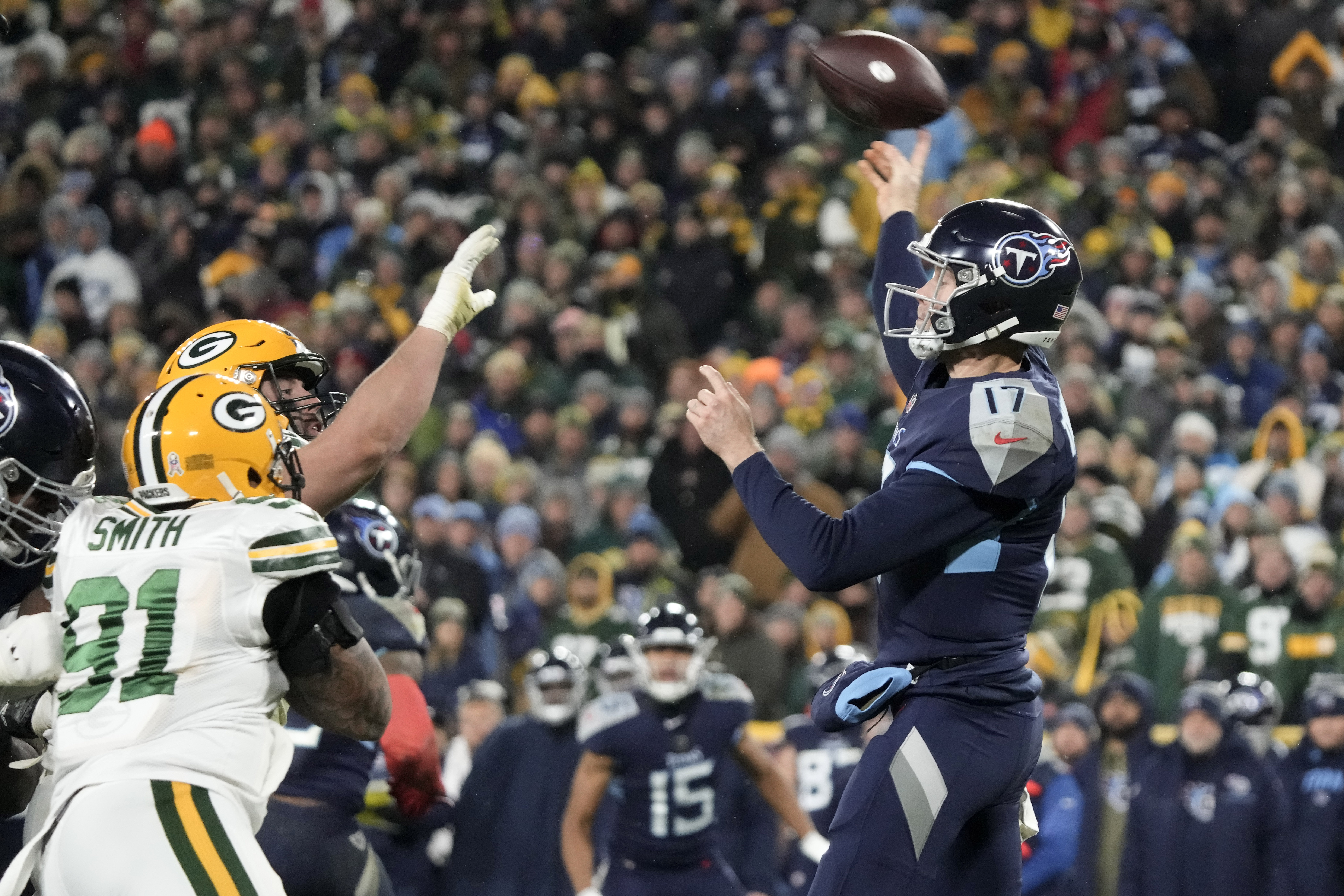 Tennessee Titans wide receiver Treylon Burks (16) catches a pass in front  of Green Bay Packers