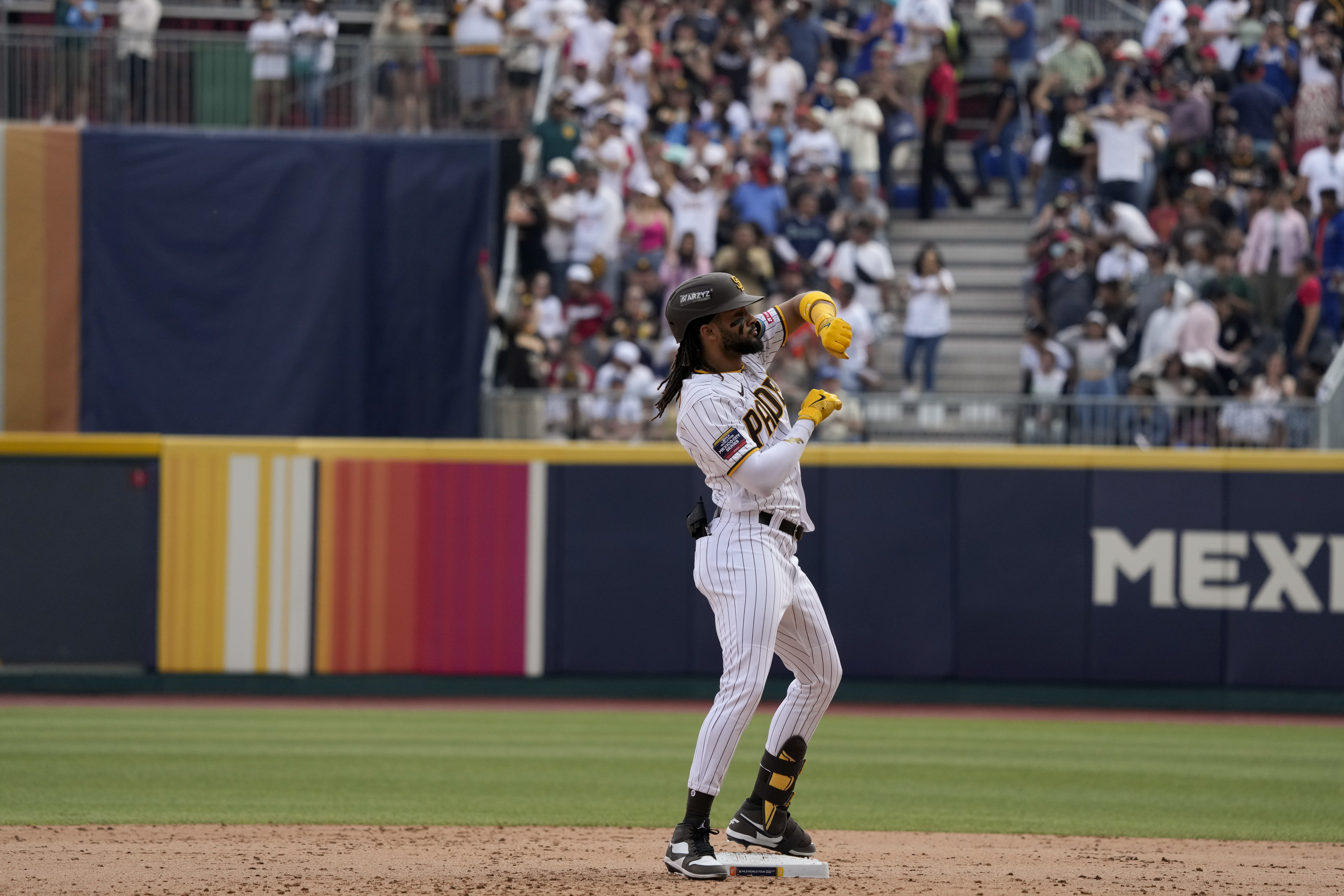 Padres rally for two-game Mexican sweep, beat Giants 6-4